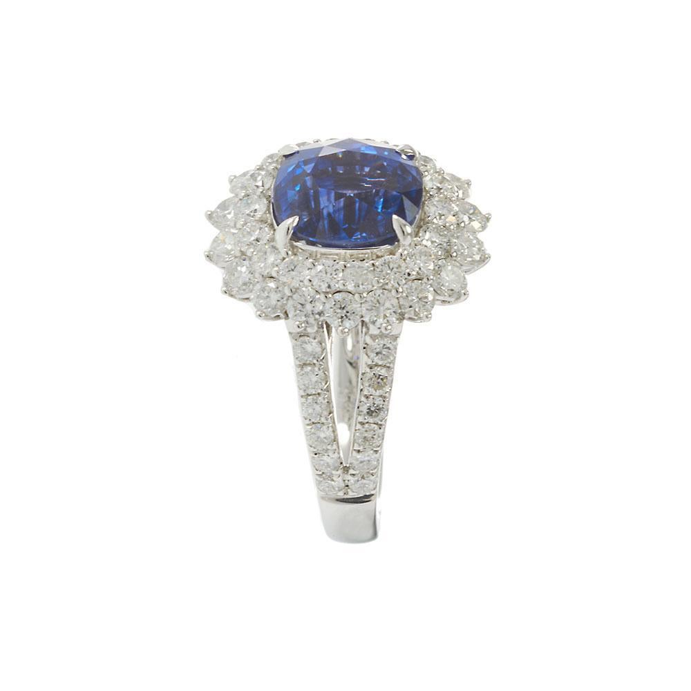 Bague en or blanc 18KT 4.89CT saphir et 2.14CT diamant Cluster en vente 2