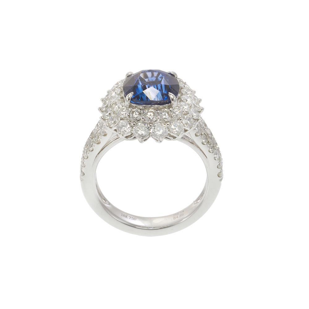 Bague en or blanc 18KT 4.89CT saphir et 2.14CT diamant Cluster en vente 3
