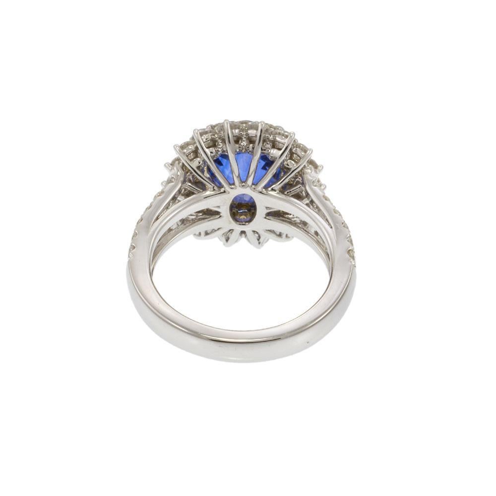 Bague en or blanc 18KT 4.89CT saphir et 2.14CT diamant Cluster en vente 4