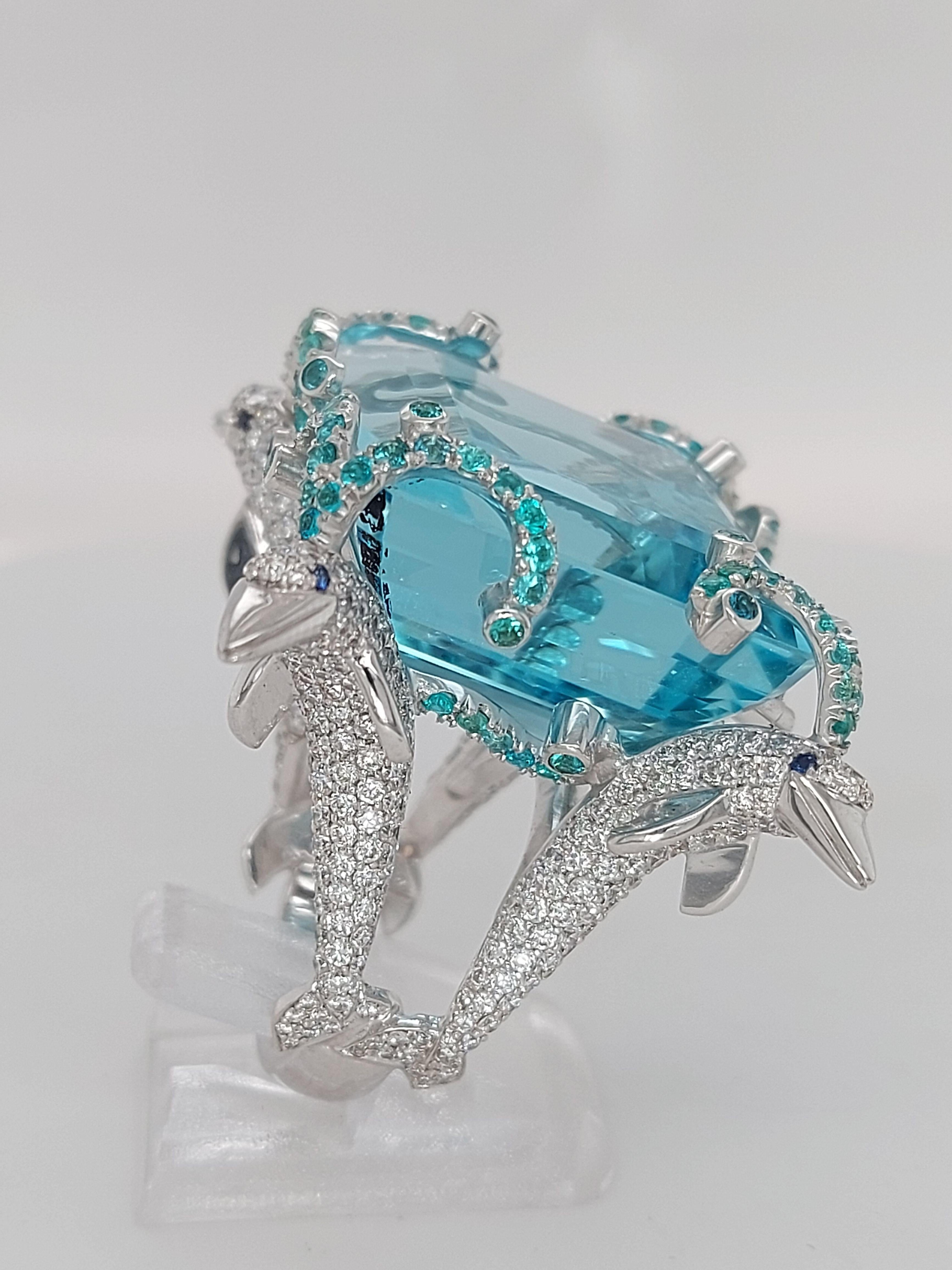 18Kt White Gold 59ct Aquamarine Ring, 4 Dolphins Diamonds & Paraiba Tourmaline In New Condition For Sale In Antwerp, BE