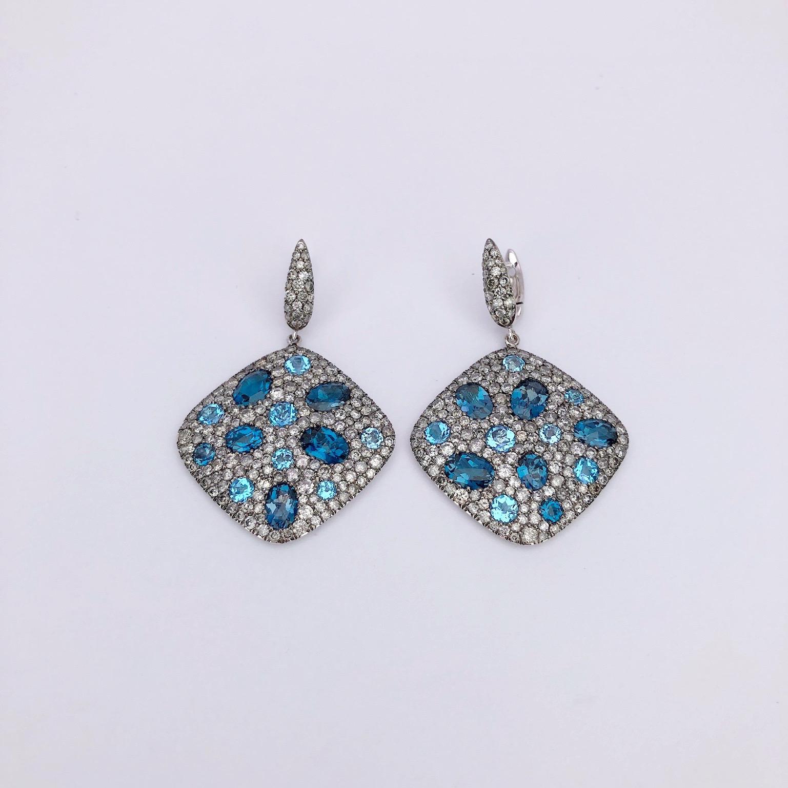 Moderne Boucles d'oreilles pendantes en or 18 carats, diamants gris de 6,68 carats et topaze bleue de 10,48 carats en vente