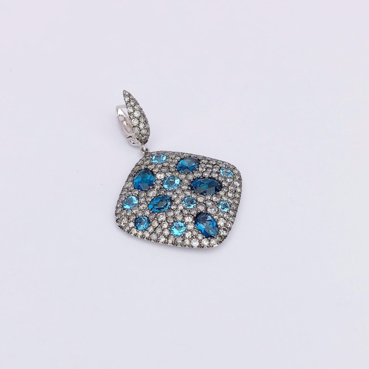 Taille ovale Boucles d'oreilles pendantes en or 18 carats, diamants gris de 6,68 carats et topaze bleue de 10,48 carats en vente