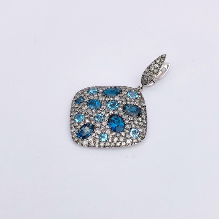 18 Karat Gold, 6.68 Carat Grey Diamond & 10.48 Carat Blue Topaz Hanging Earrings In New Condition For Sale In New York, NY