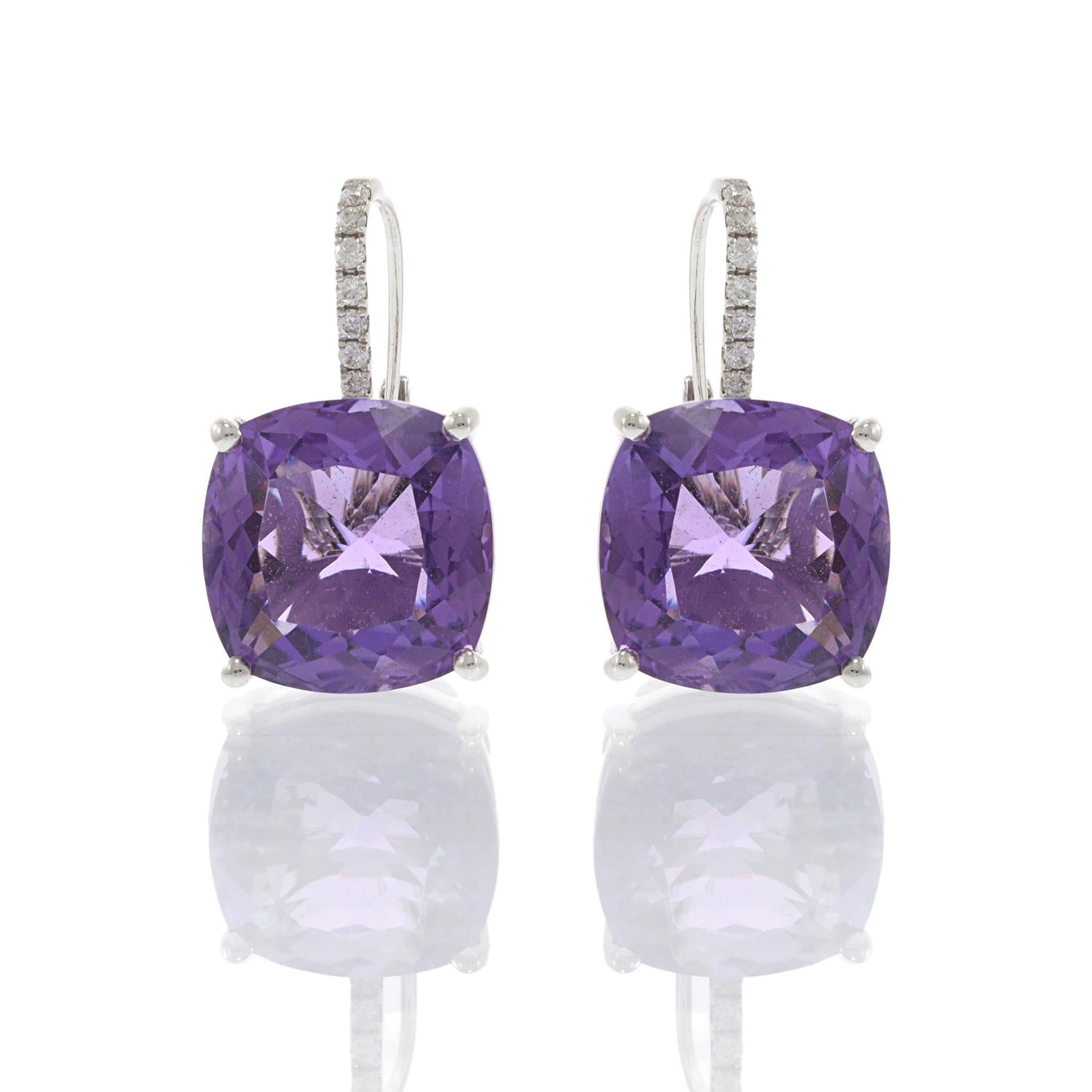 Elegantes con un toque de dramatismo, estos pendientes colgantes de oro blanco de 18 quilates presentan dos cautivadoras amatistas talla cojín que suman un total de 16,00 quilates. Las piedras de color violeta intenso están engarzadas con cuatro