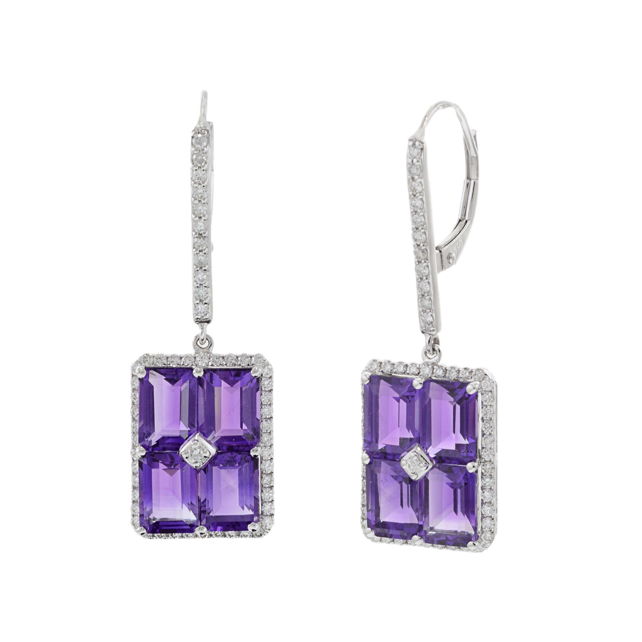 Élégantes et sophistiquées, ces boucles d'oreilles pendantes en or blanc 18KT présentent un superbe arrangement de quatre améthystes de taille émeraude, totalisant 7,75 carats, chacune entourée d'un halo de diamants ronds de taille brillante. Le