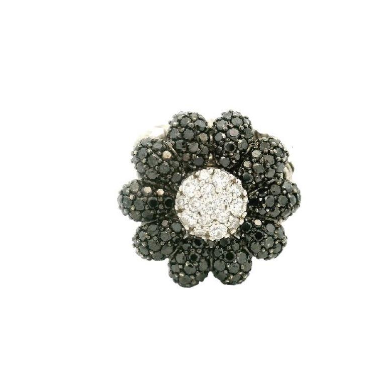 Contemporary 18kt White Gold and Black Diamond Expandable Ring