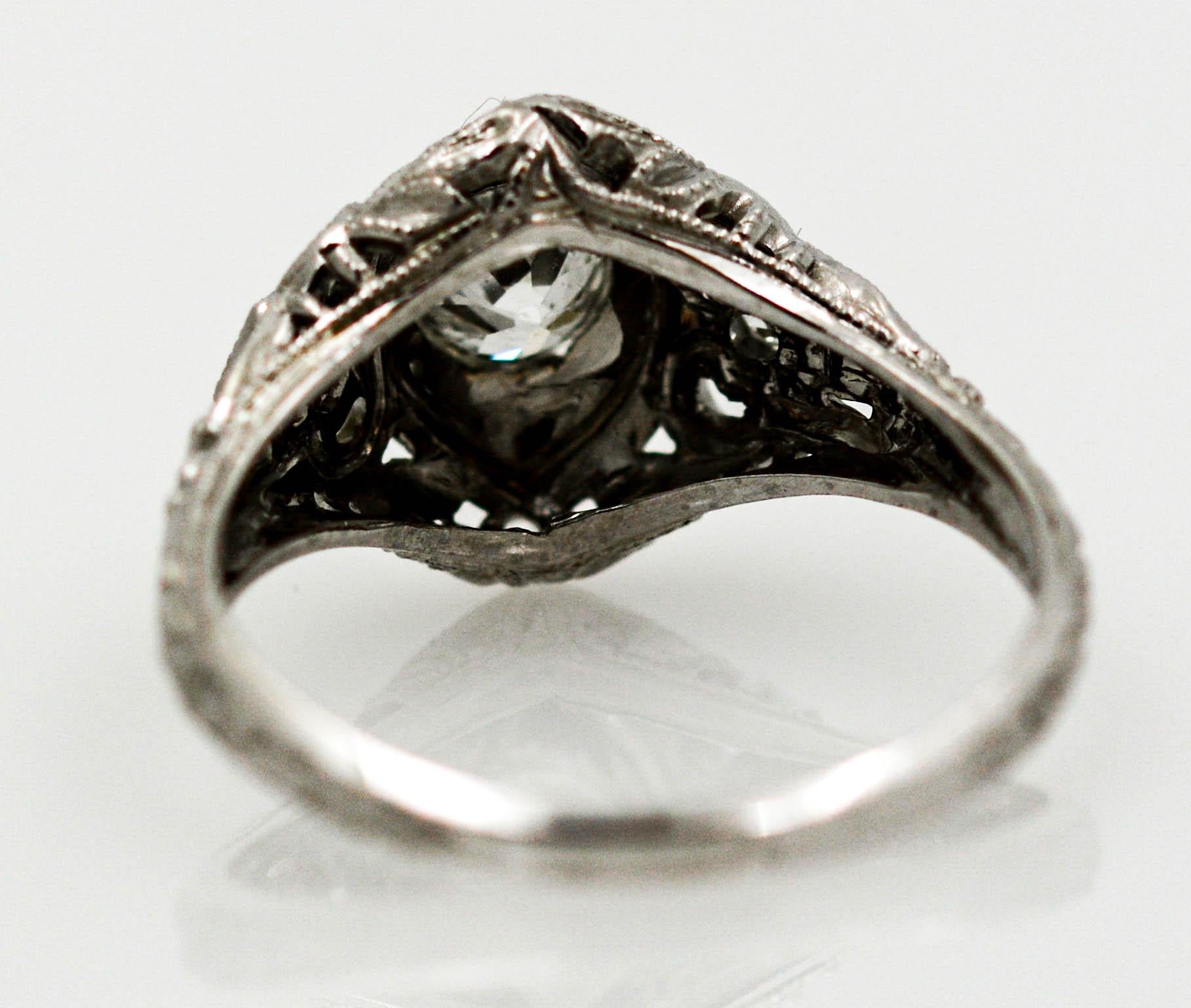 18 Karat White Gold and Diamond Art Deco Style Filigree Ring In Good Condition In Dallas, TX
