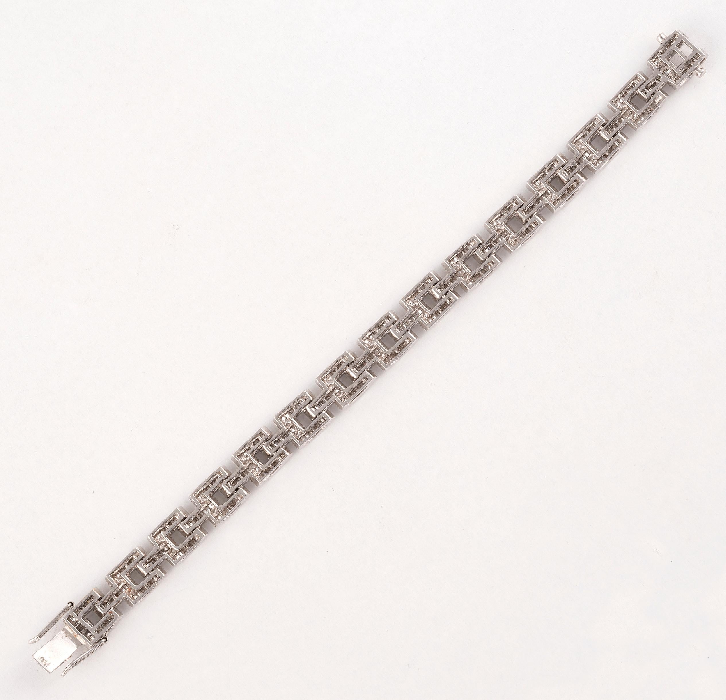 Designed as a series of interlocking hemispherical links, channel-set throughout with baguette-cut diamonds, diamonds approx. 5.40cts total, length 17,5cm
Weight :26,2gr