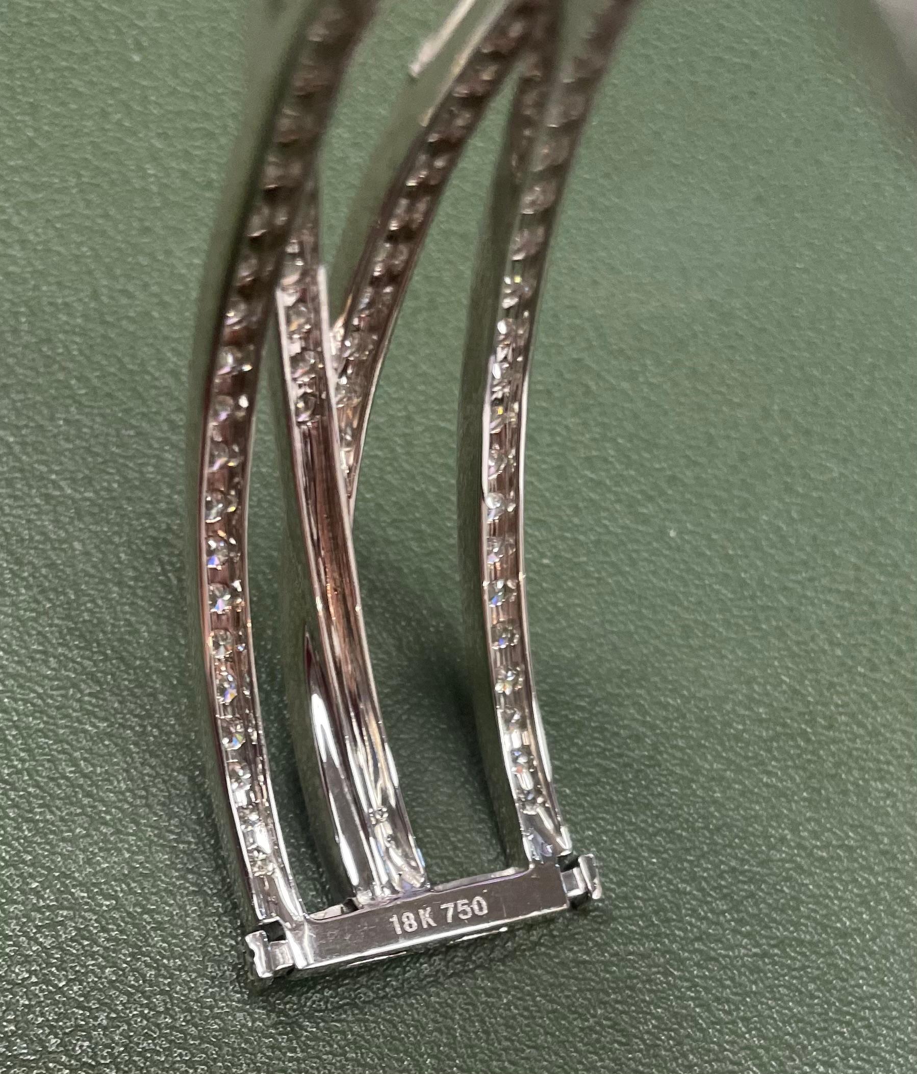 18kt White Gold and Diamond Cross over Diamond Braccelet In Excellent Condition For Sale In Saint Louis, MO