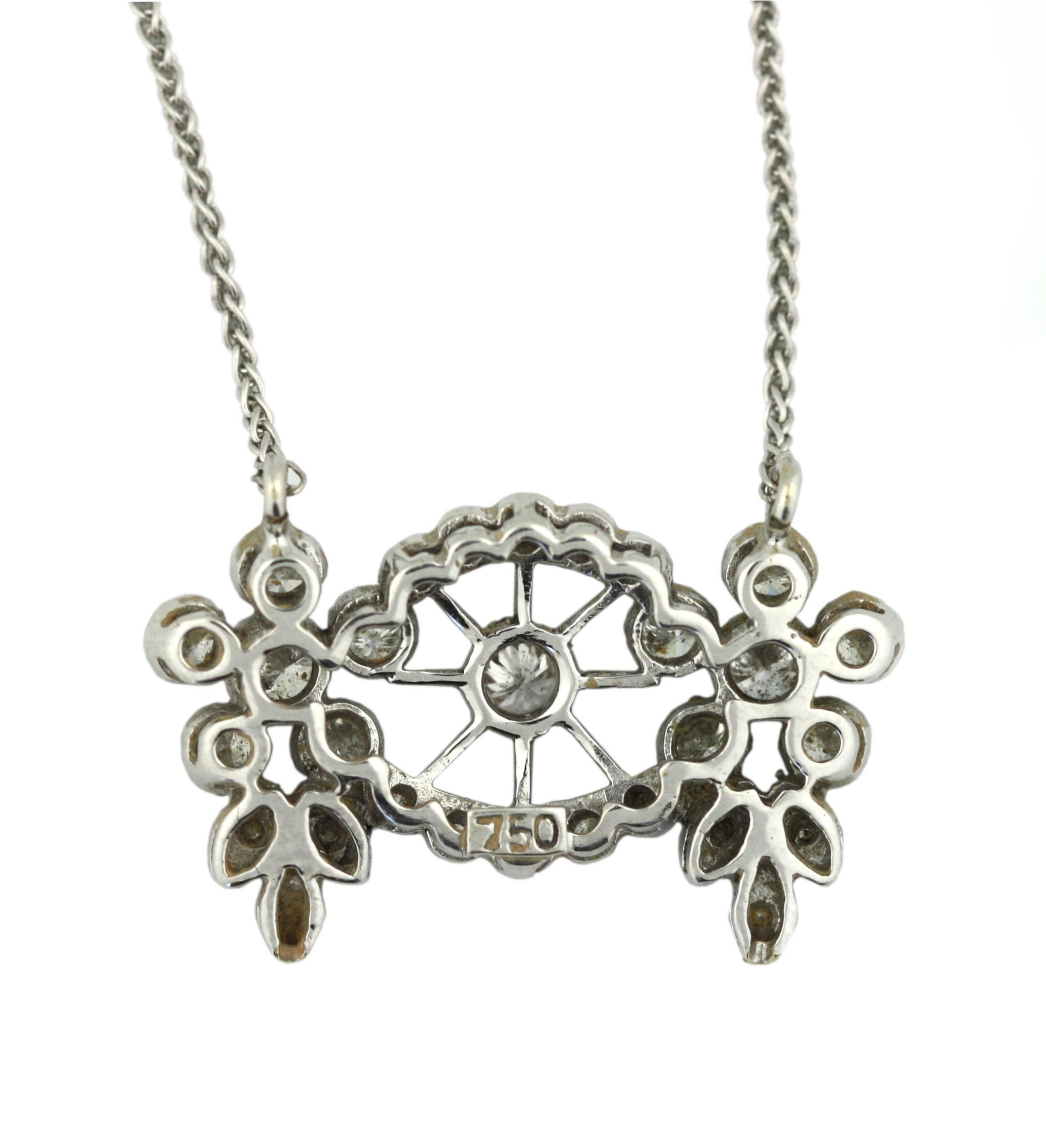 Collier en or blanc 18 carats et diamants 
Design/One : design circulaire de diamants sertis en pavé. 
Le diamant est entouré d'une grappe florale de diamants ronds et ovales.
