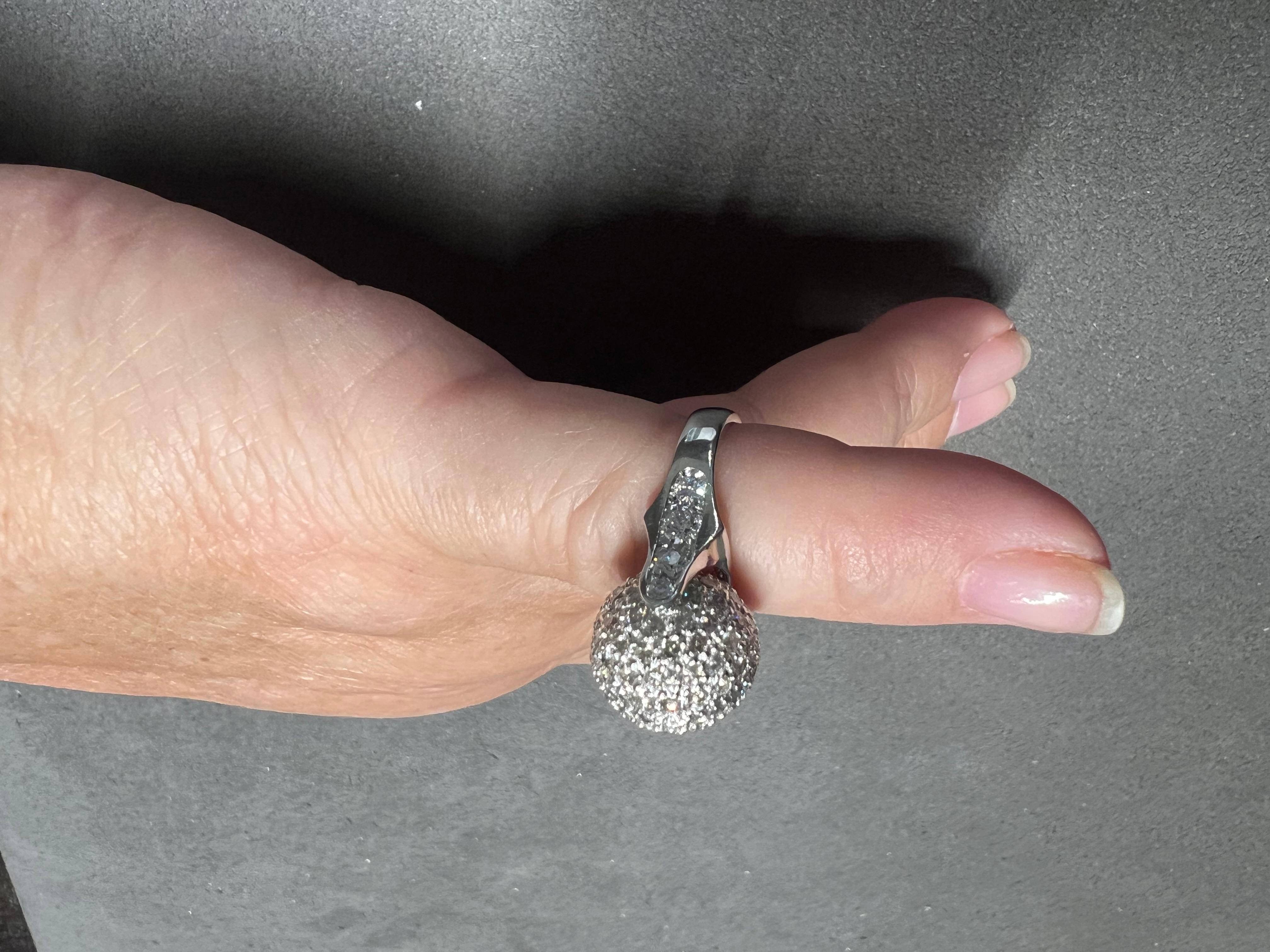 Round Cut 18kt White Gold and Pavé Moving Ring For Sale