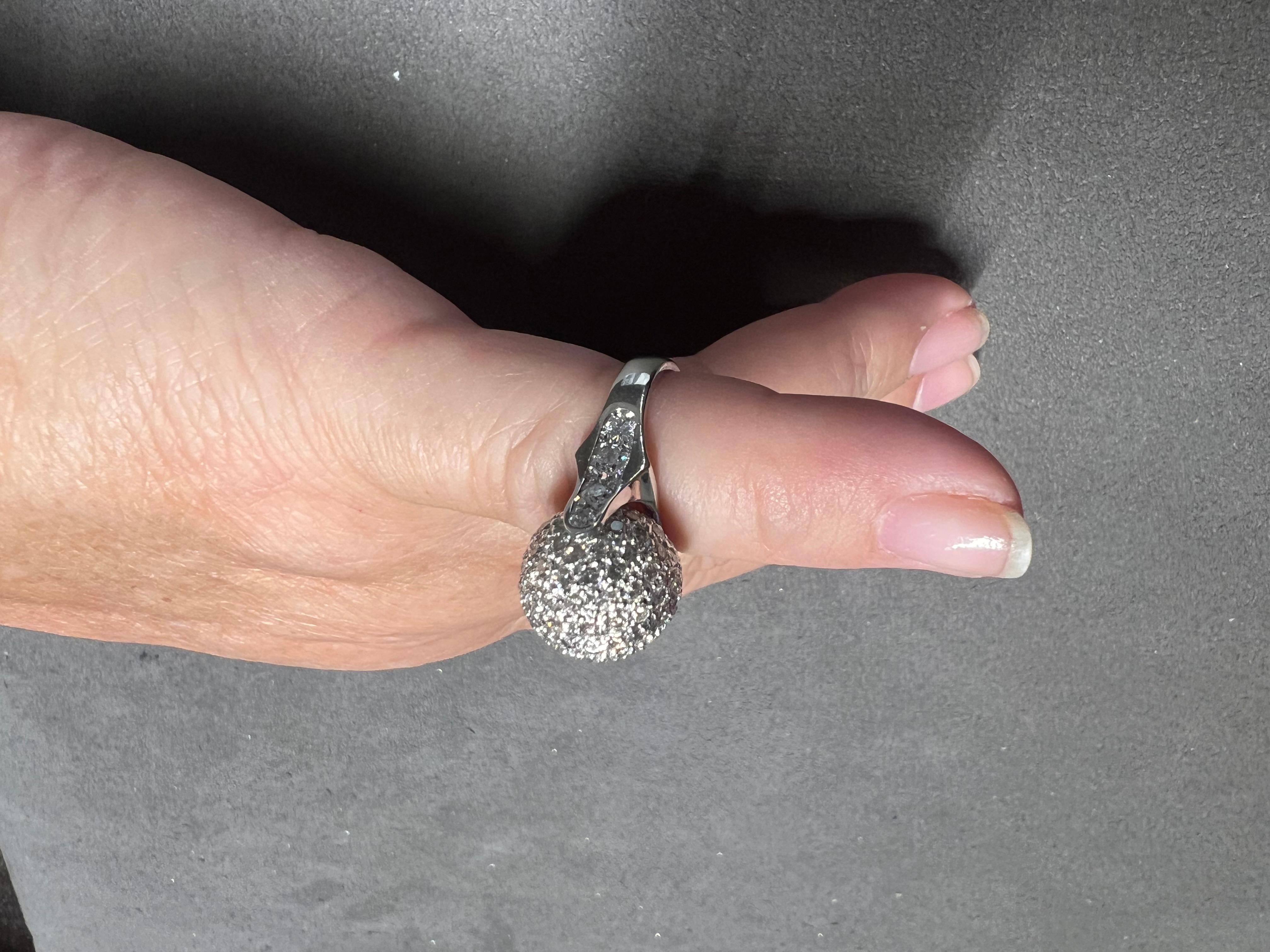 18kt White Gold and Pavé Moving Ring In Excellent Condition For Sale In New York, NY