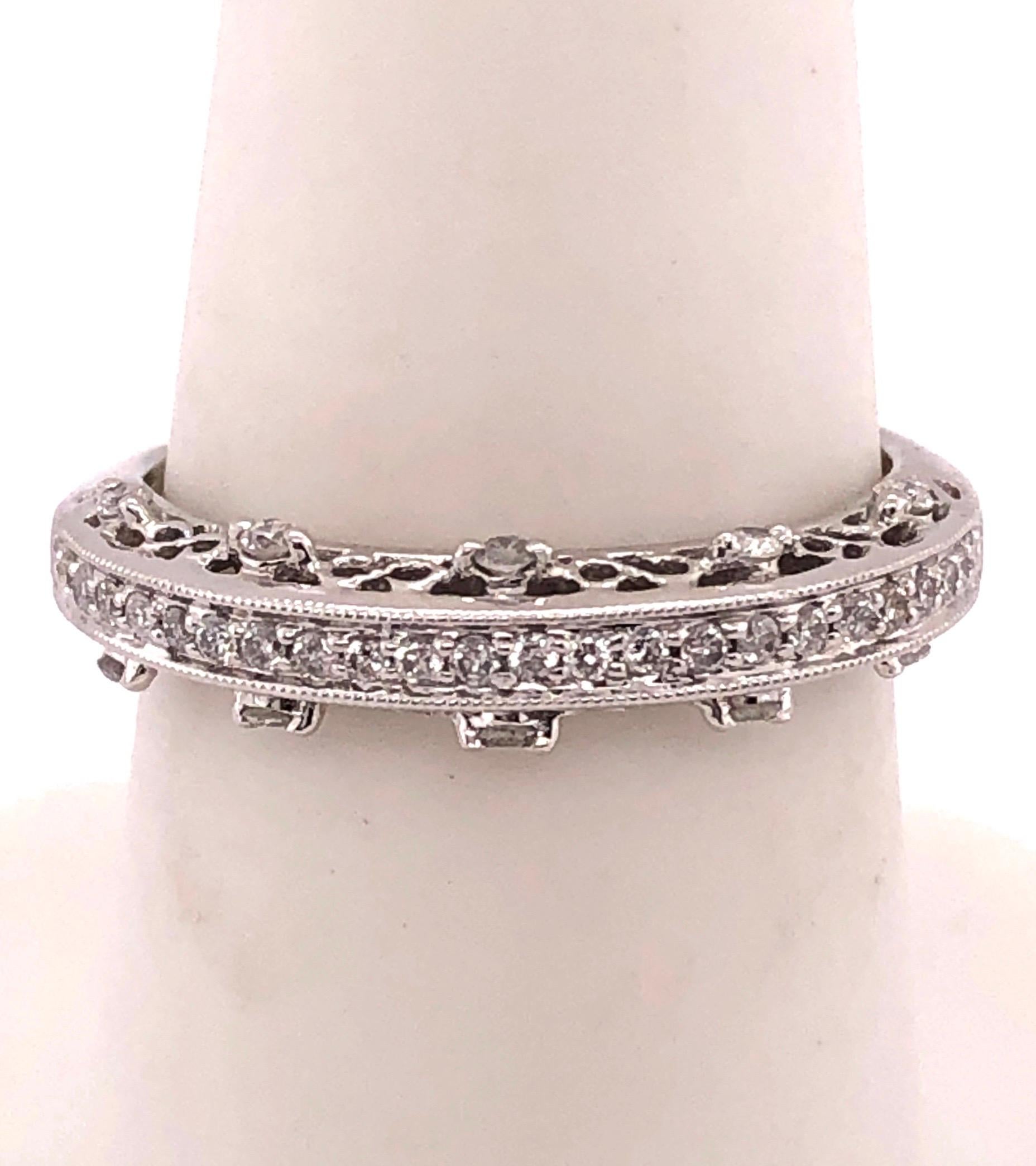 Alliance d'anniversaire en or blanc 18 carats avec 36 diamants 0,15 carat Bon état - En vente à Manhasset, NY