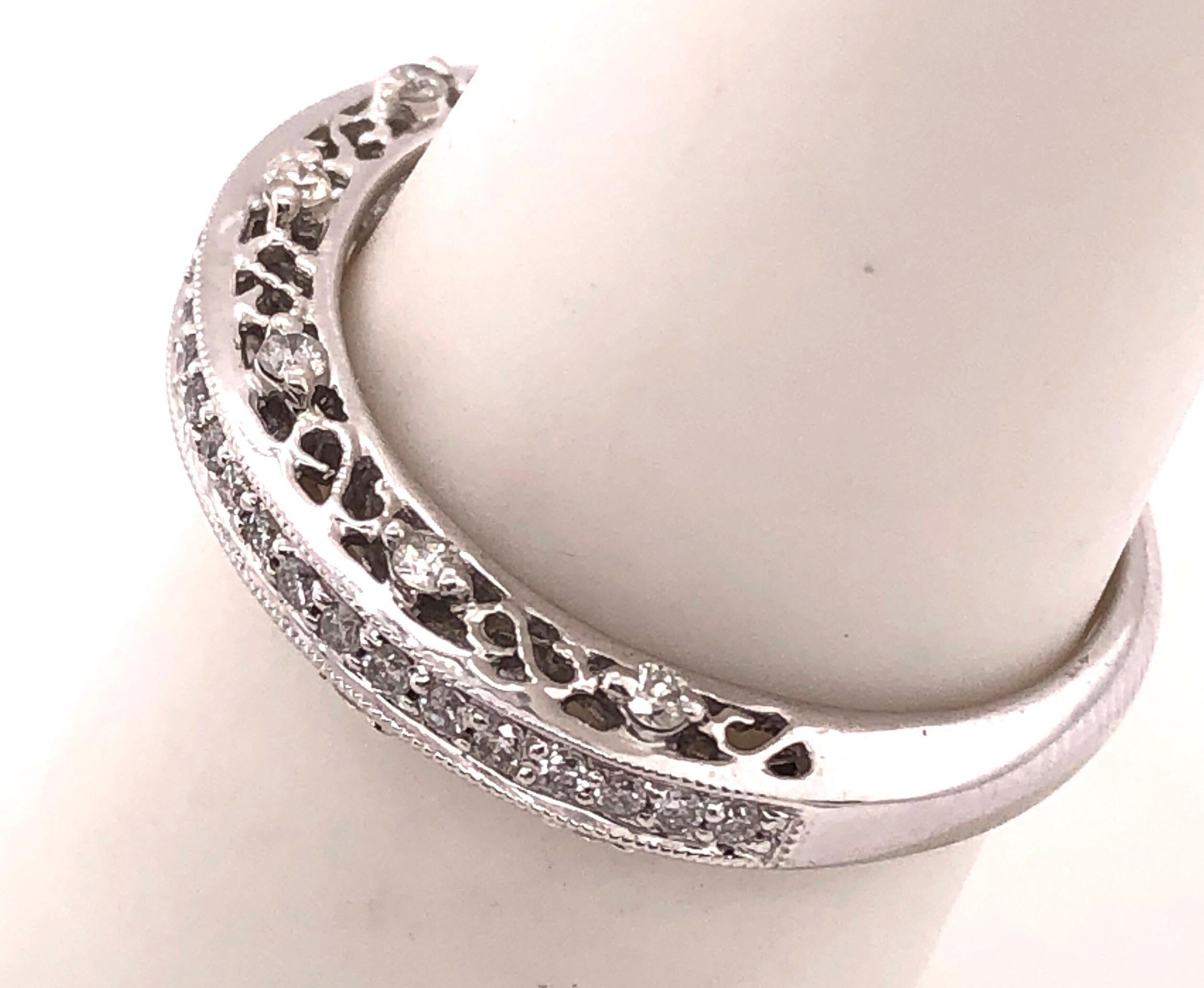 Bague d'anniversaire ou alliance en or blanc 18Kt avec 36 diamants
0,15 Poids total des diamants 
Taille 6.75
Poids total : 2,20 grammes.