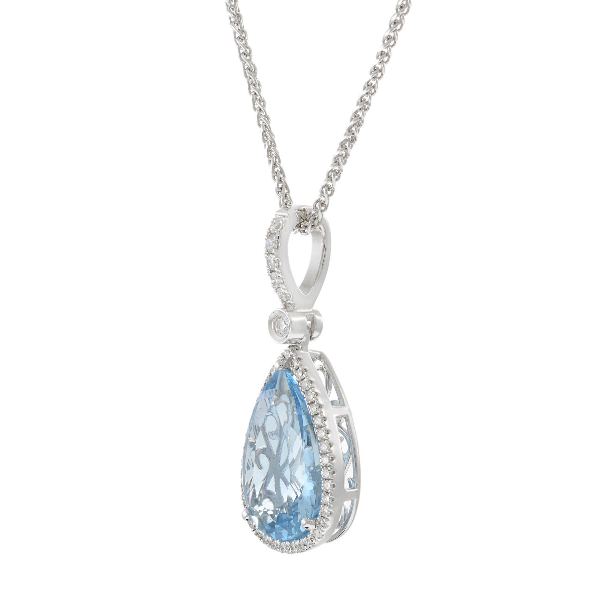 Ce gracieux pendentif en forme de goutte présente une aigue-marine en forme de poire de 4,24 carats, sertie dans de l'or blanc 18KT lumineux et encadrée d'un halo de diamants ronds de taille brillant. D'autres diamants s'étendent le long de la