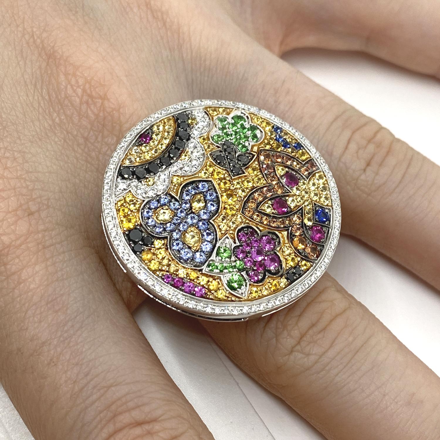 Anillo de oro blanco de 18 quilates con zafiros naturales talla brillante de 2,33 quilates esmeraldas naturales talla brillante de 0,29 quilates rubíes de 0,20 quilates diamantes negros de 0,39 quilates y diamantes blancos naturales de 0,62