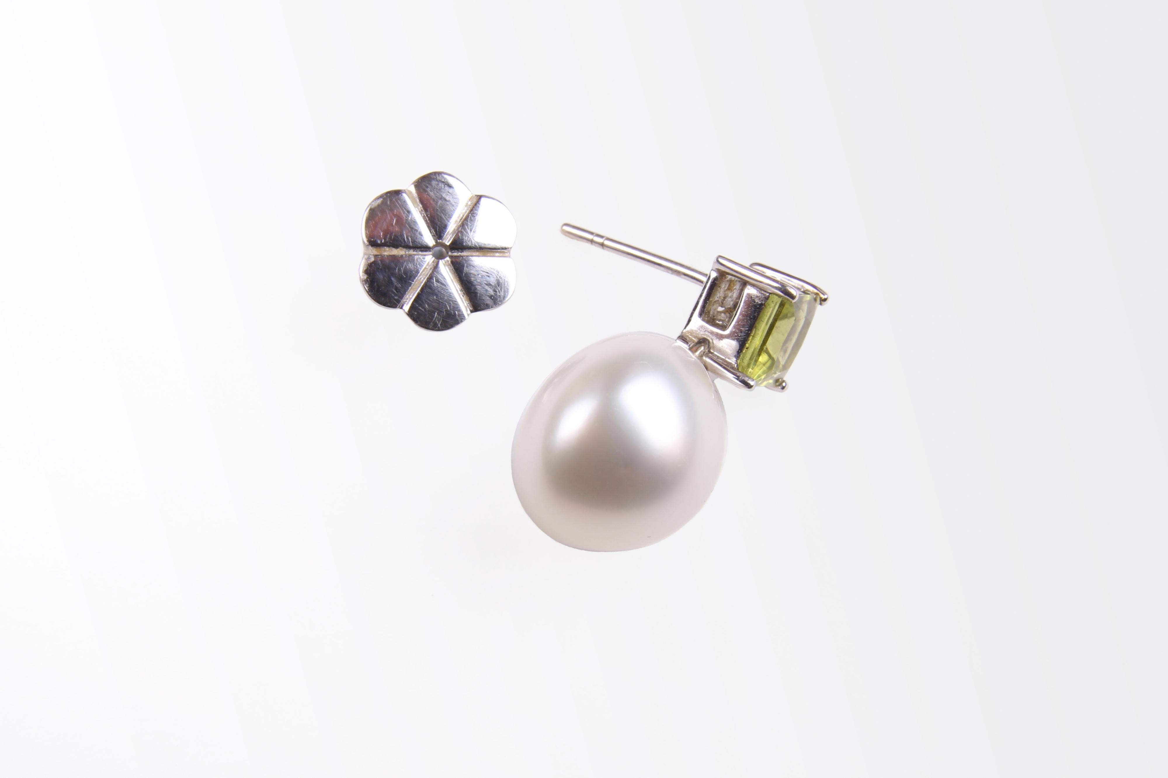 18Kt White Gold Autore South Sea Pearl Diamond Peridot Pendant and Earrings Set For Sale 5