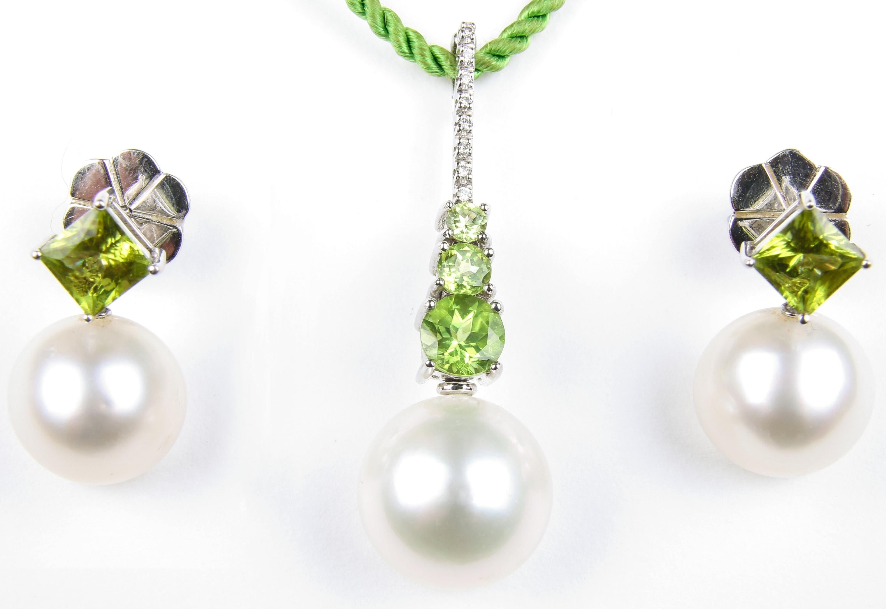 18Kt White Gold Autore South Sea Pearl Diamond Peridot Pendant and Earrings Set For Sale 3