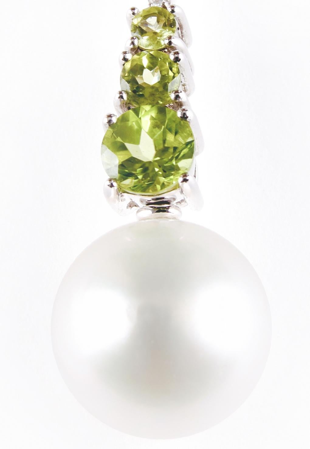 18Kt White Gold Autore South Sea Pearl Diamond Peridot Pendant and Earrings Set For Sale 12