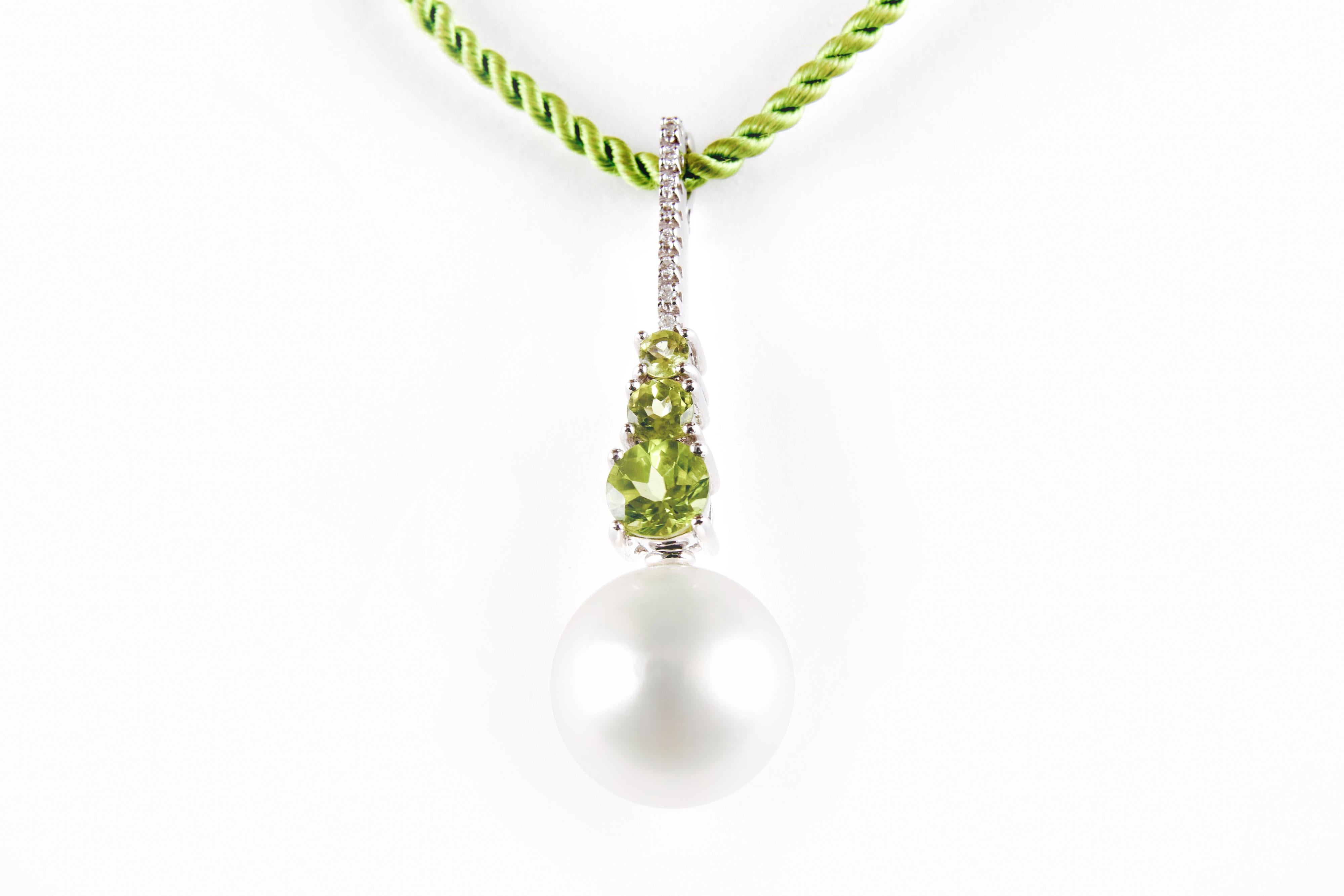 18Kt White Gold Autore South Sea Pearl Diamond Peridot Pendant and Earrings Set In Excellent Condition For Sale In Dorset, GB