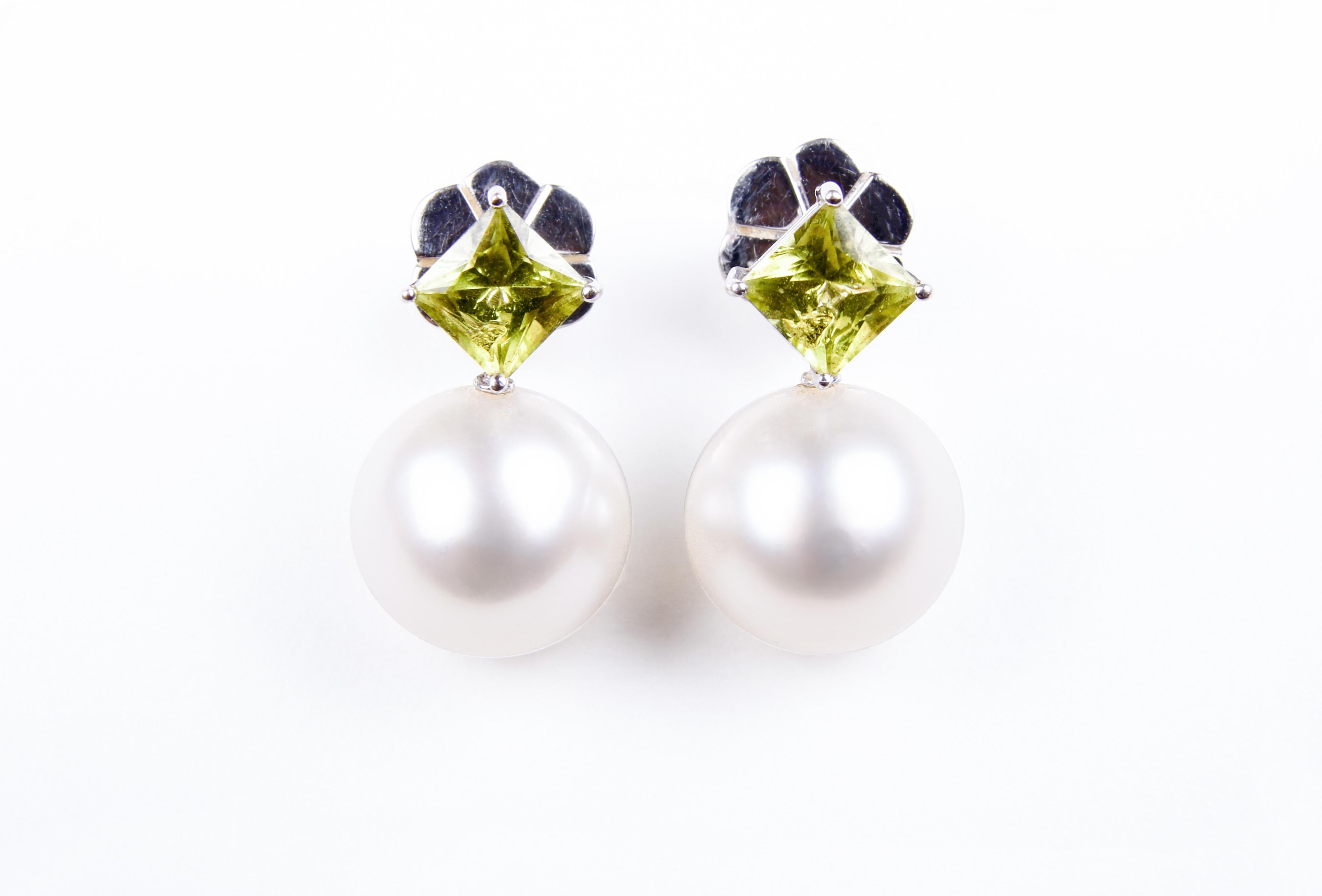 18Kt White Gold Autore South Sea Pearl Diamond Peridot Pendant and Earrings Set For Sale 1