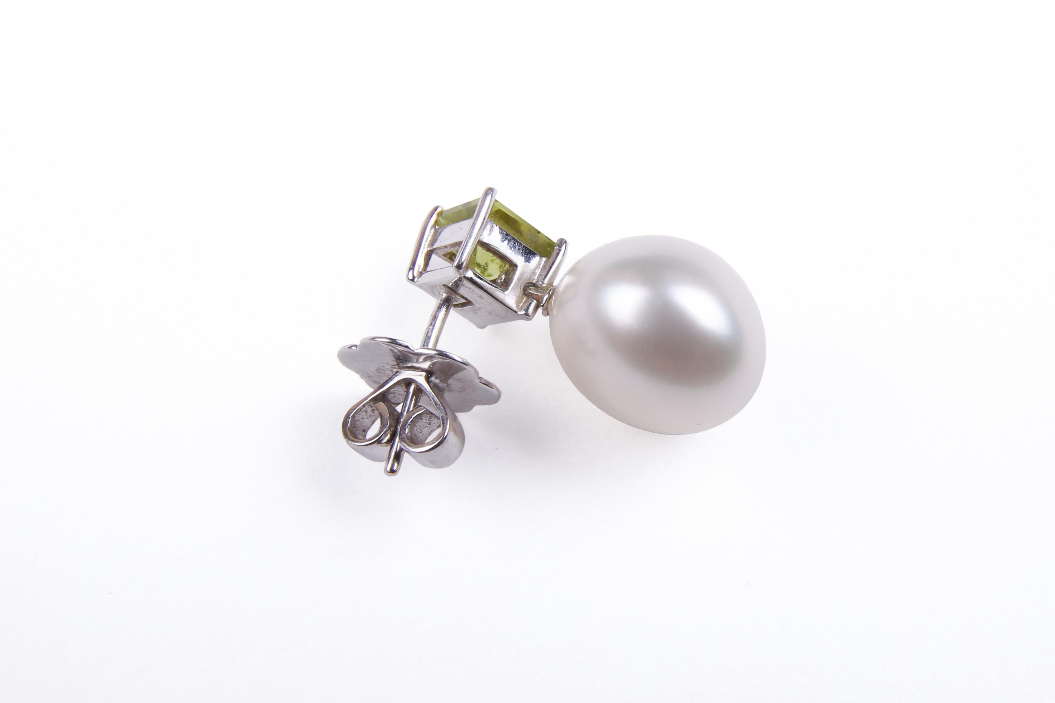 18Kt White Gold Autore South Sea Pearl Diamond Peridot Pendant and Earrings Set For Sale 2