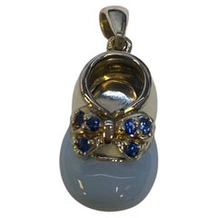 Chaussure de bébé en or blanc 18 carats, sertie de saphirs bleus de 0,16 carat, émail bleu clair et blanc