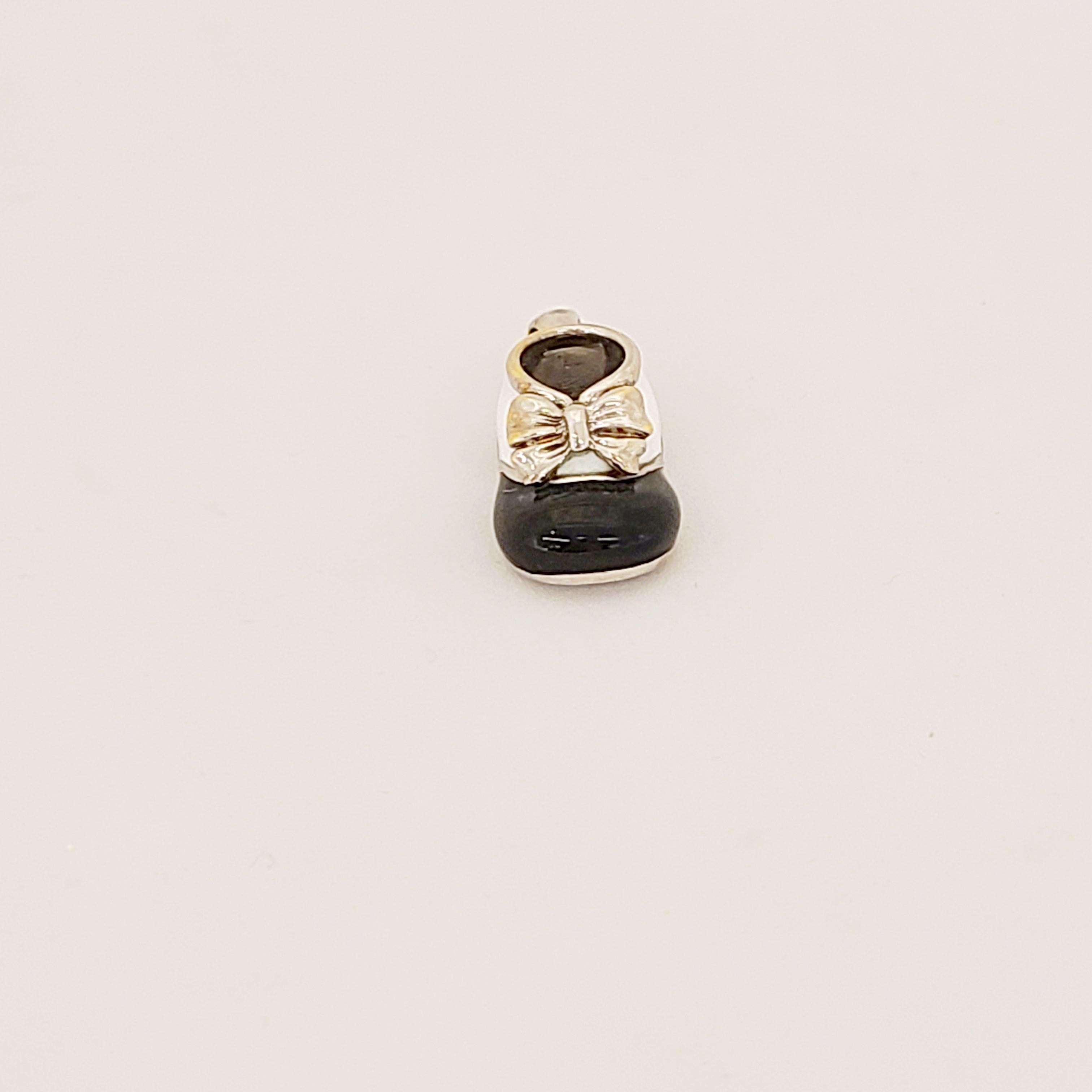 18 Karat Weißgold Baby-Schuh-Charm mit schwarzer und weißer Emaille (Moderne) im Angebot