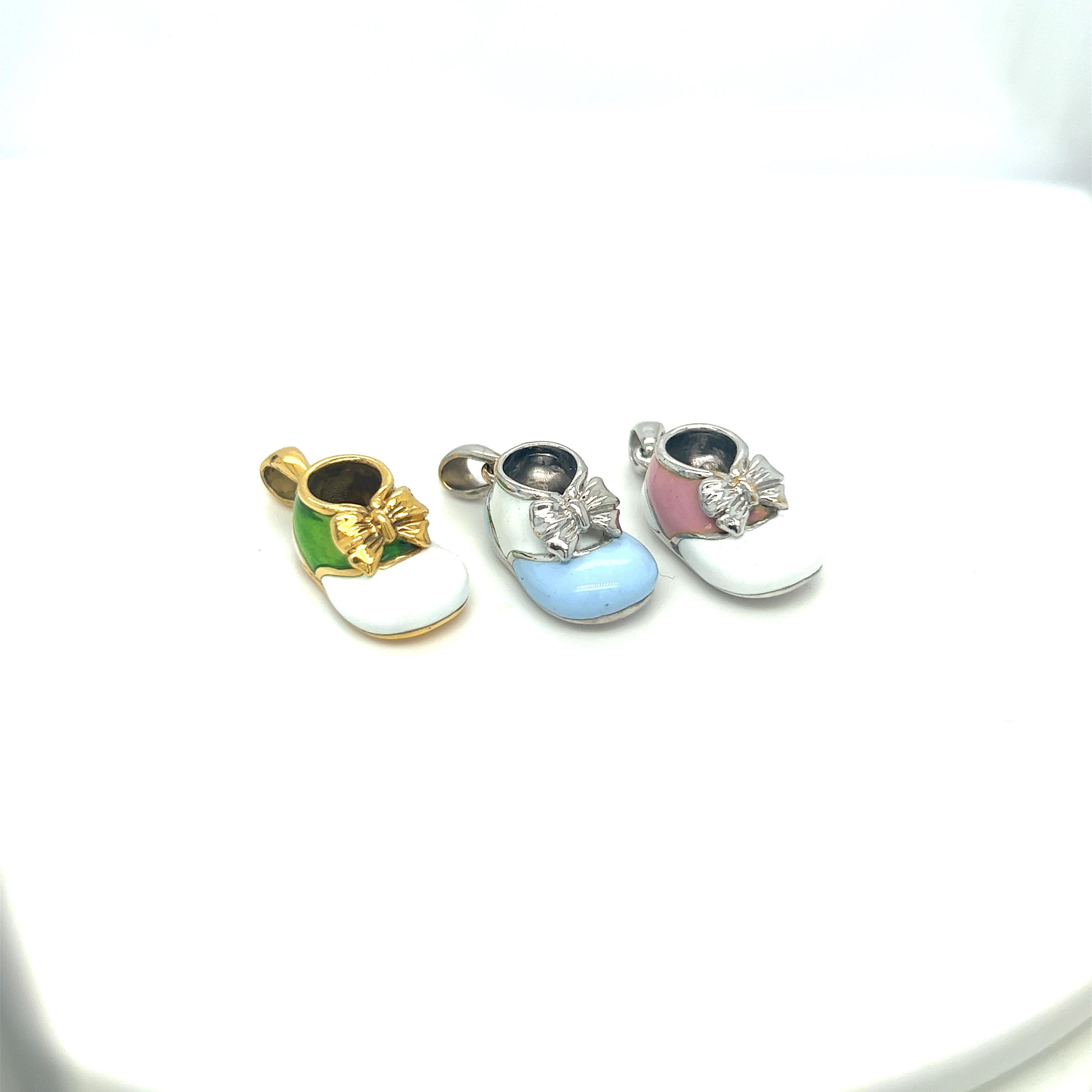 18KT Weißgold Baby Schuh Weiße und rosa Emaille mit Schleife (Moderne) im Angebot