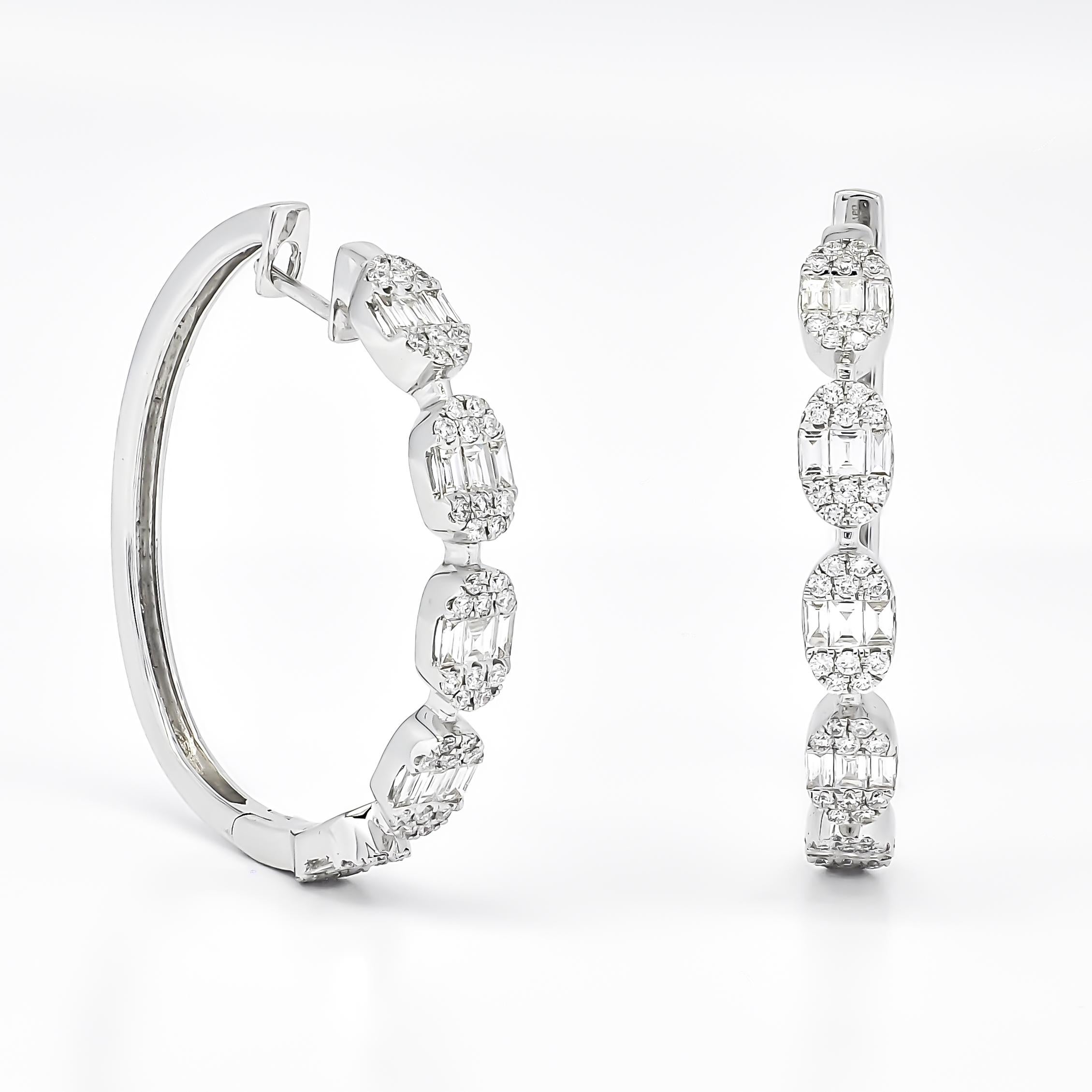 La grappe de forme ovale de ces boucles d'oreilles Illusion en or blanc 18KT est un chef-d'œuvre artistique, mettant en valeur un arrangement réfléchi de diamants naturels. Cette grappe ovale est un élément crucial du sertissage illusion qui est