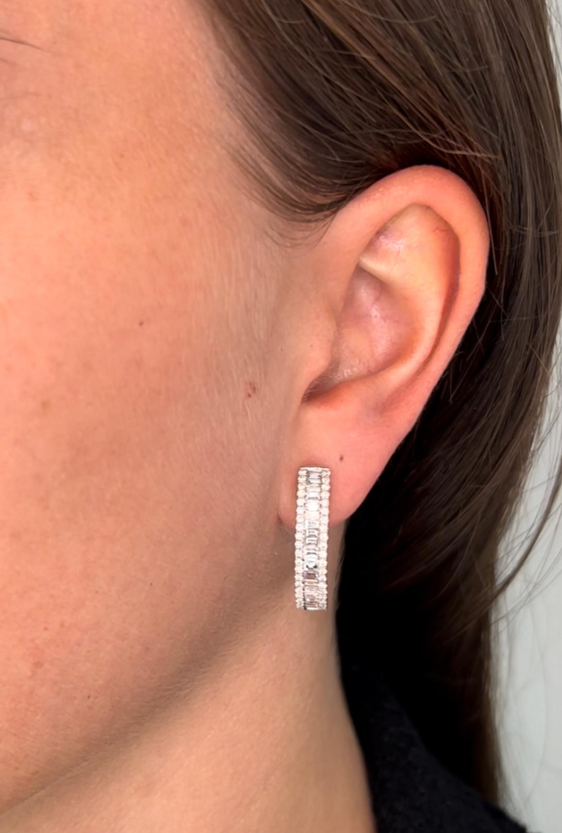 Orecchini a cerchio Baguette in oro bianco 18KT con diamante naturale da 1,75 carati In condizioni Nuovo in vendita a Antwerpen, BE