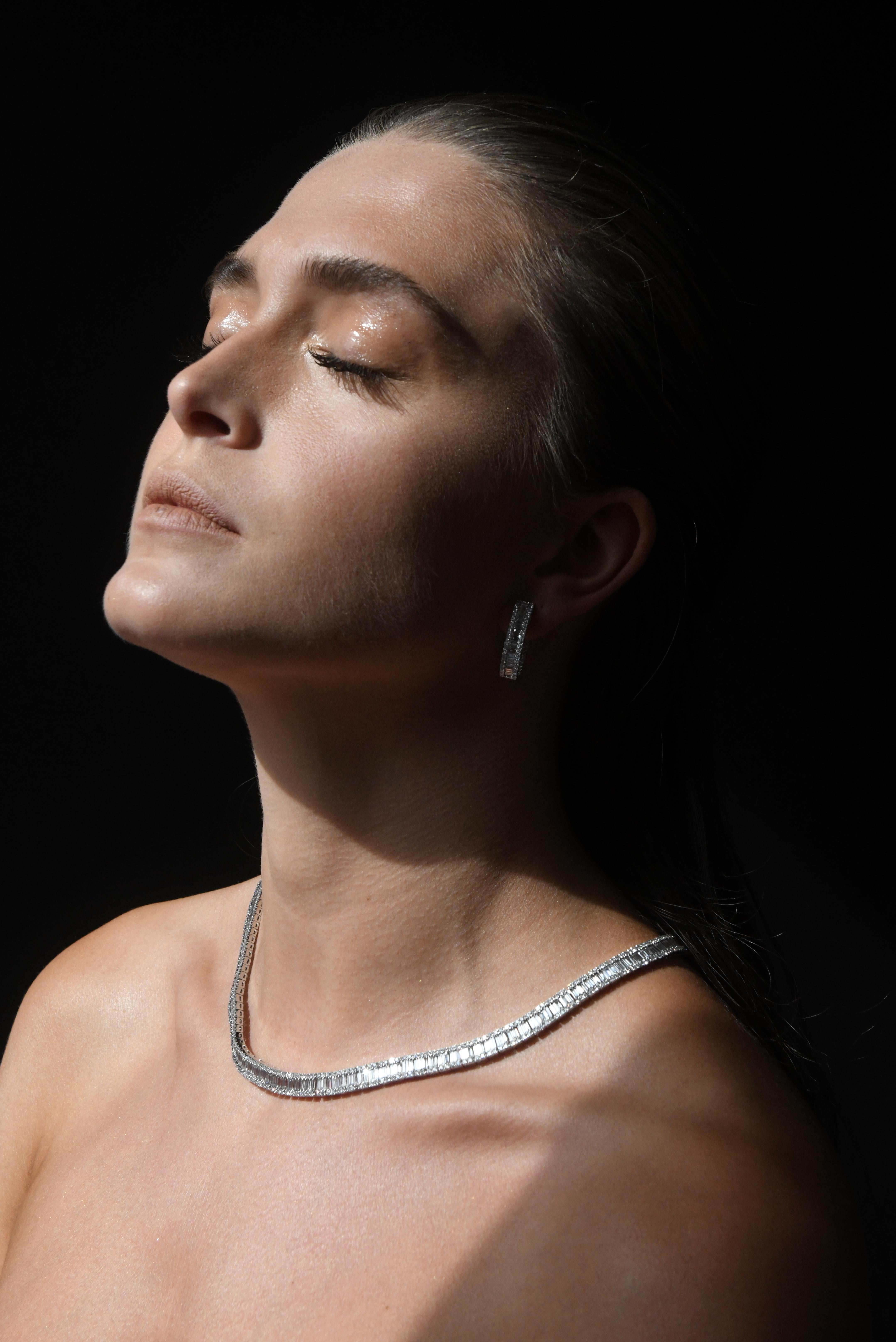 Donna Orecchini a cerchio Baguette in oro bianco 18KT con diamante naturale da 1,75 carati in vendita