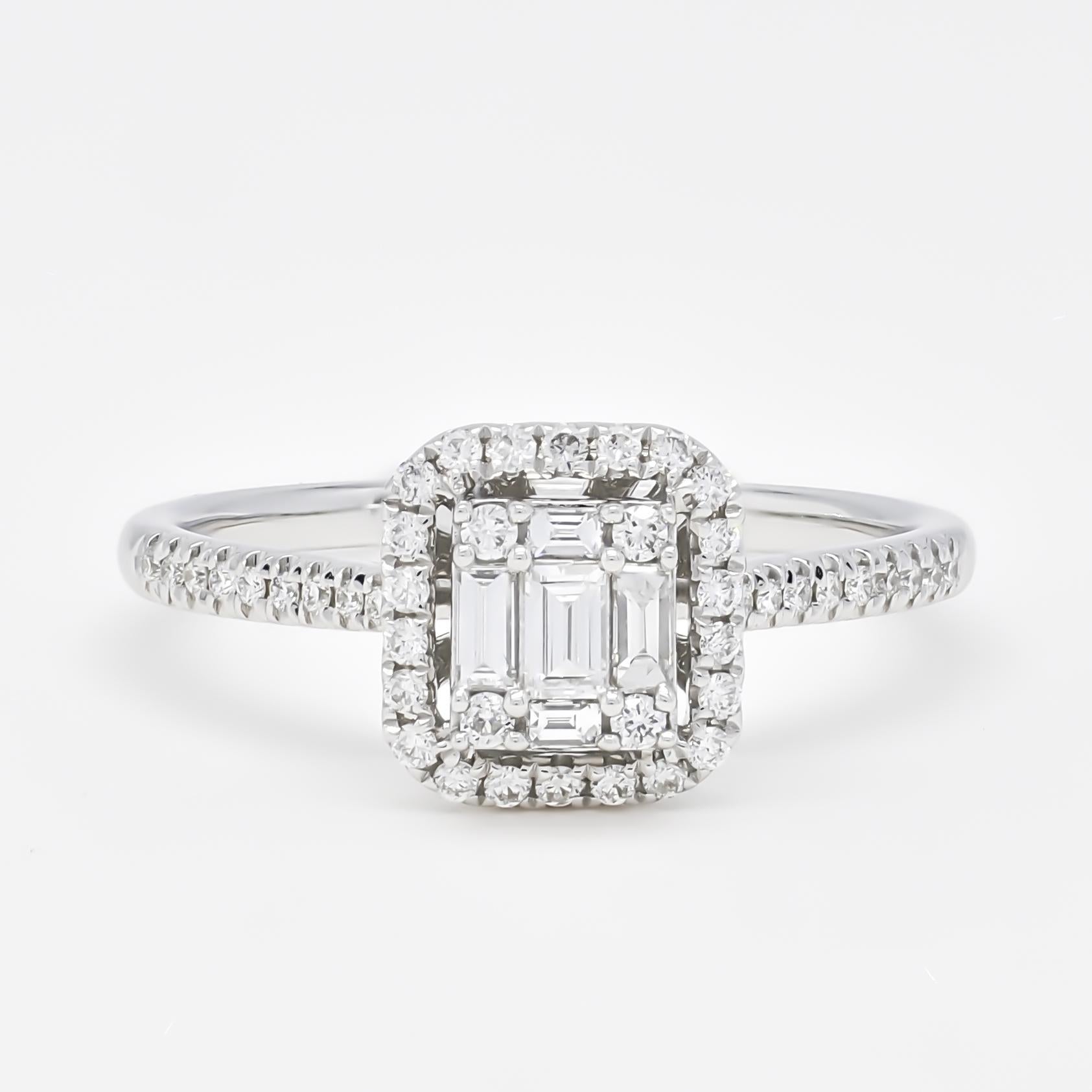 Im Angebot: 18KT Weißgold Baguette und runder Halo Cluster natürliche Diamanten Vintage Ring () 3