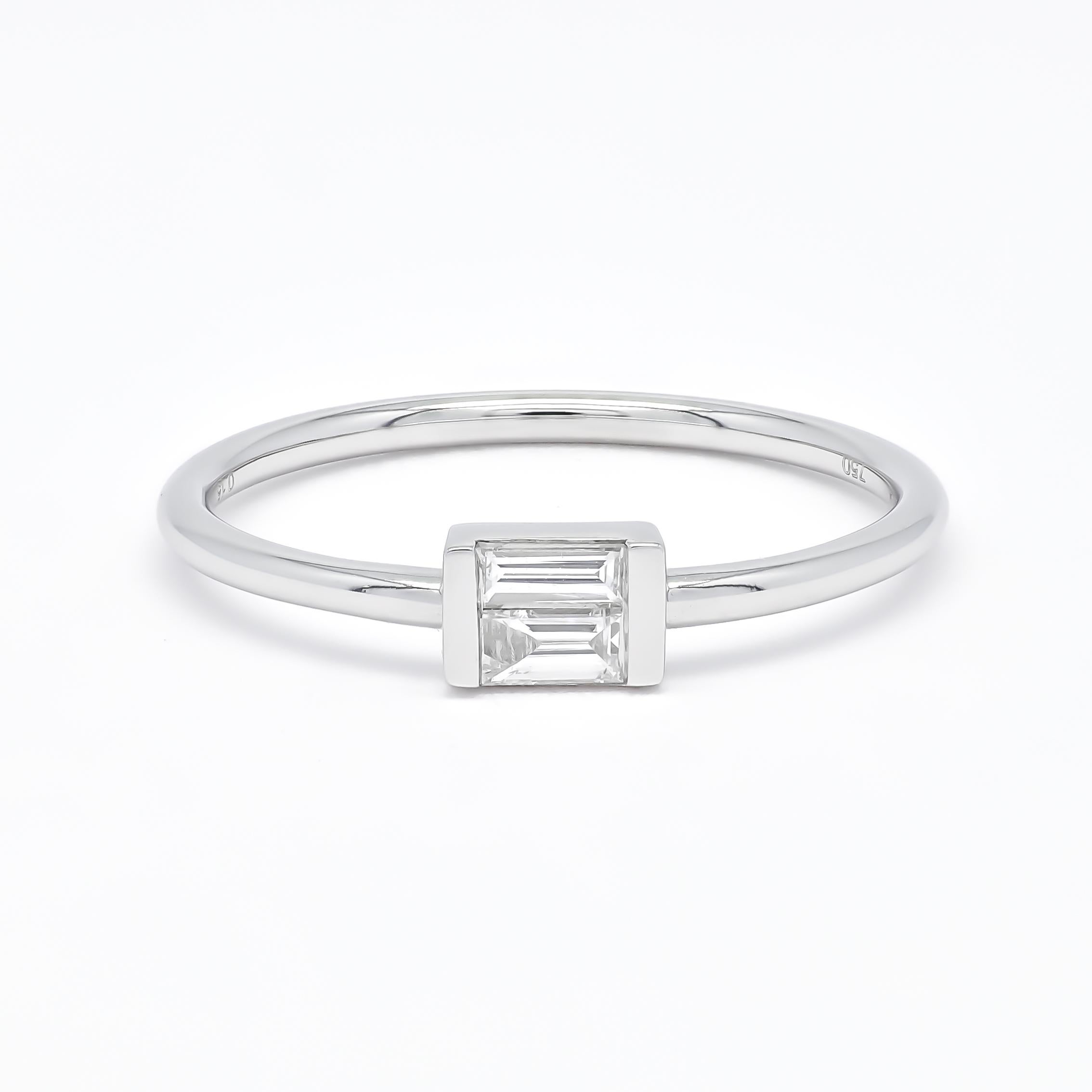Im Angebot: 18KT Weißgold Baguette-Diamanten Bar Illusion Set Stapelbarer Jahrestag-Ring () 4