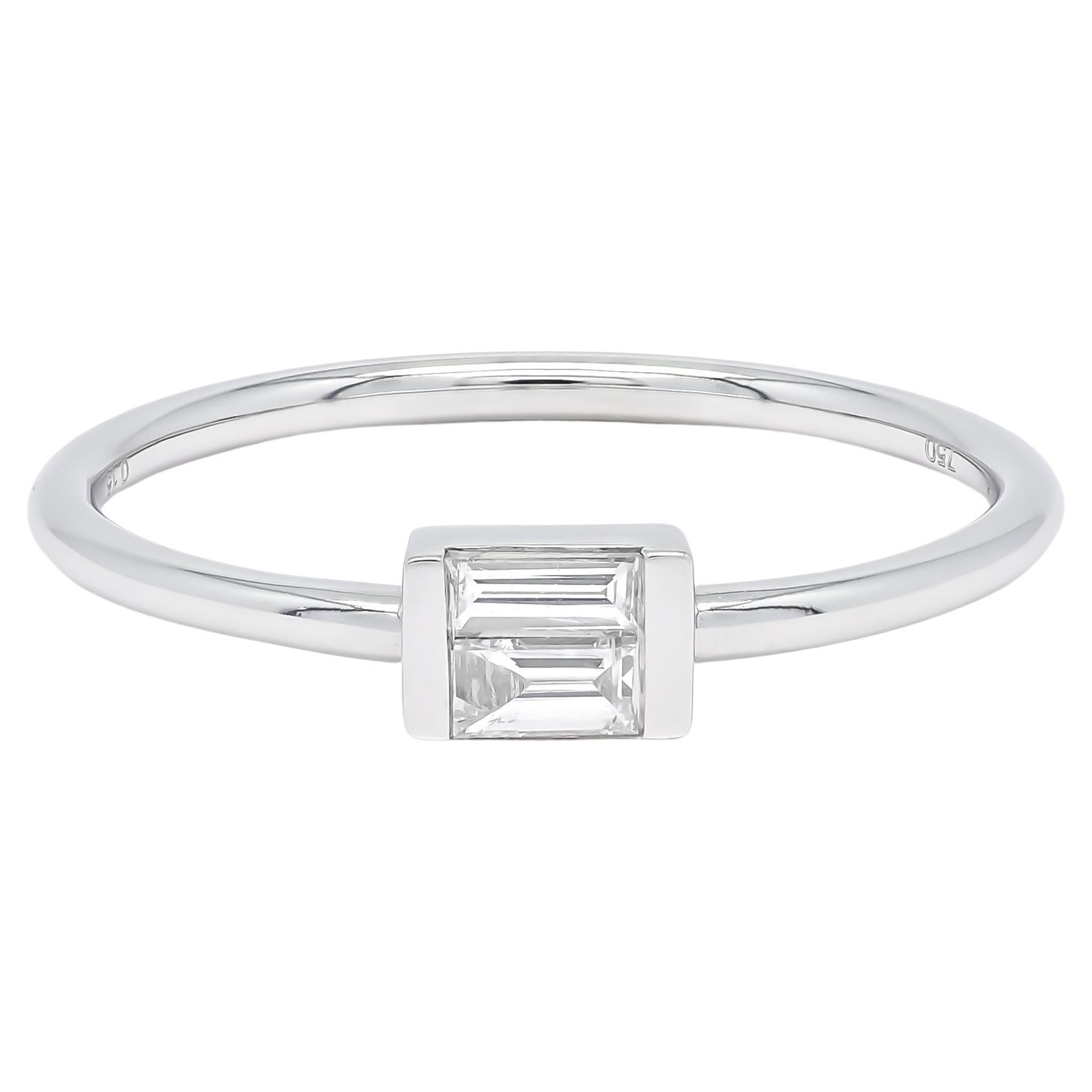 Im Angebot: 18KT Weißgold Baguette-Diamanten Bar Illusion Set Stapelbarer Jahrestag-Ring ()