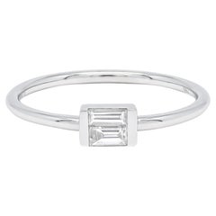 Bague empilable d'anniversaire empilable en or blanc 18 carats avec barre de diamants baguettes et illusion de serti clos