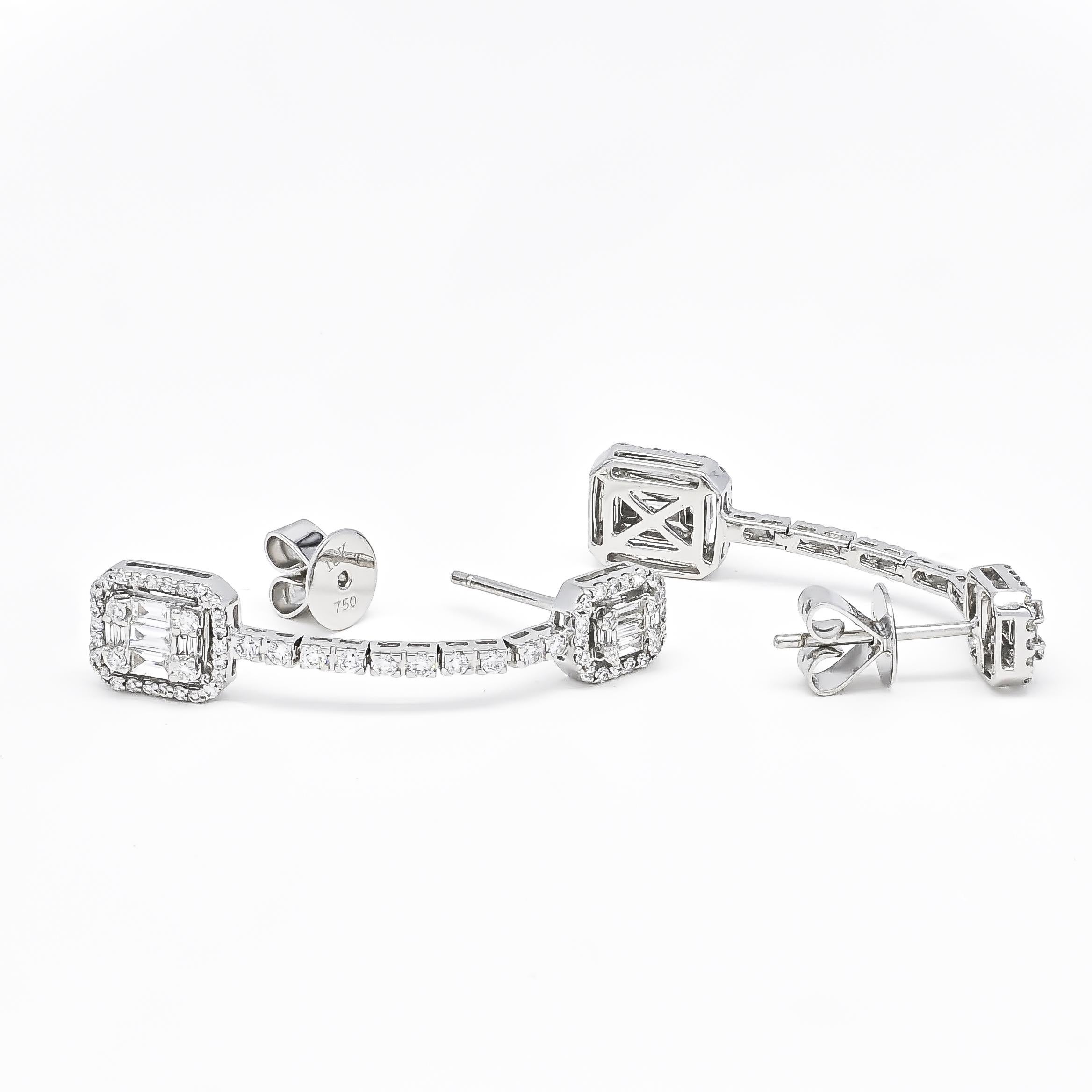 Nous vous présentons nos boucles d'oreilles pendantes en or blanc 18KT Baguette Illusion Halo Natural Diamonds, une pièce époustouflante et unique qui vous coupera le souffle. Ces boucles d'oreilles présentent une combinaison de diamants naturels
