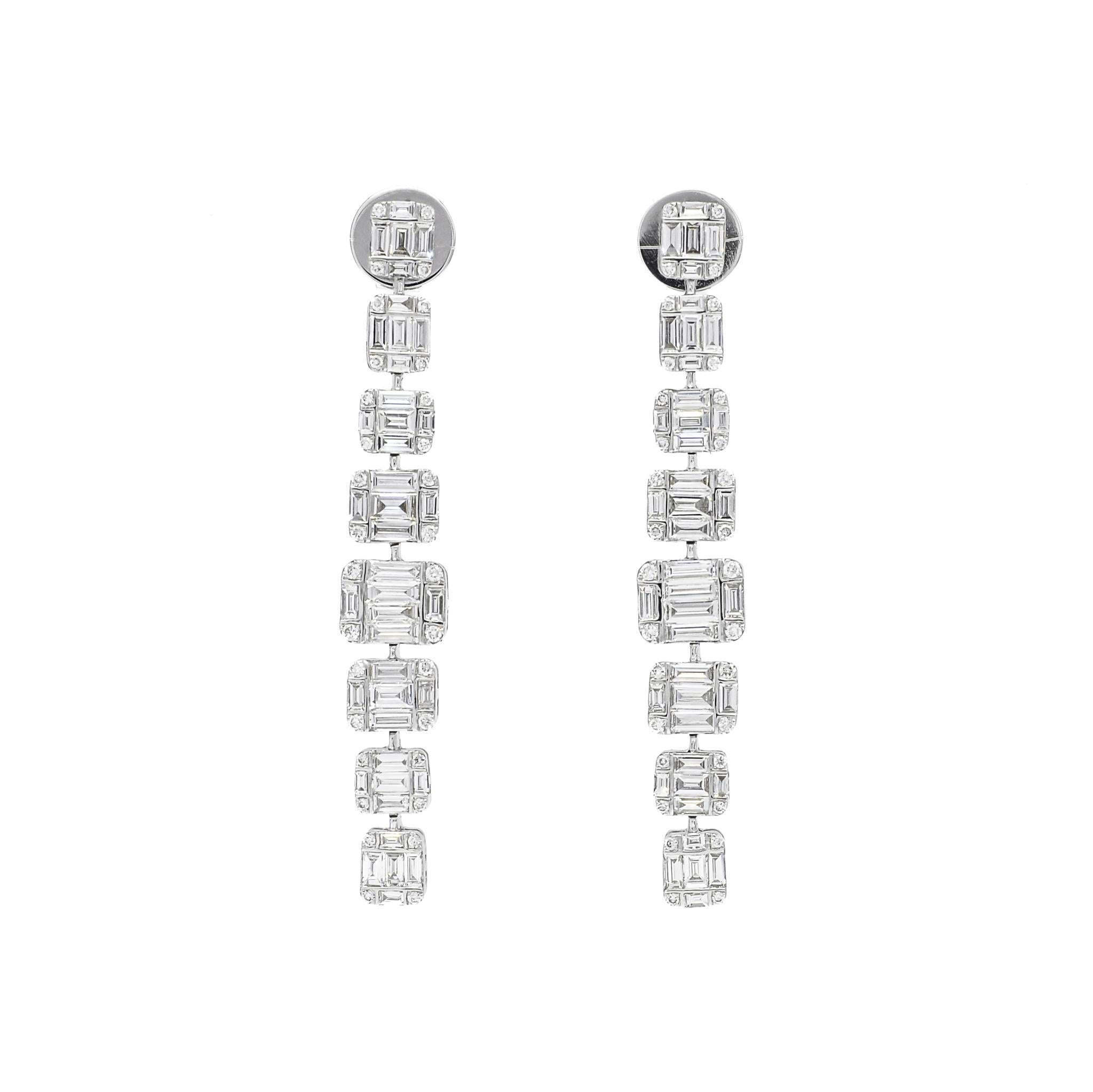 18kt White Gold Baguette Round 8 Cluster Drop Dangler Earring E01293 In New Condition For Sale In Antwerpen, BE