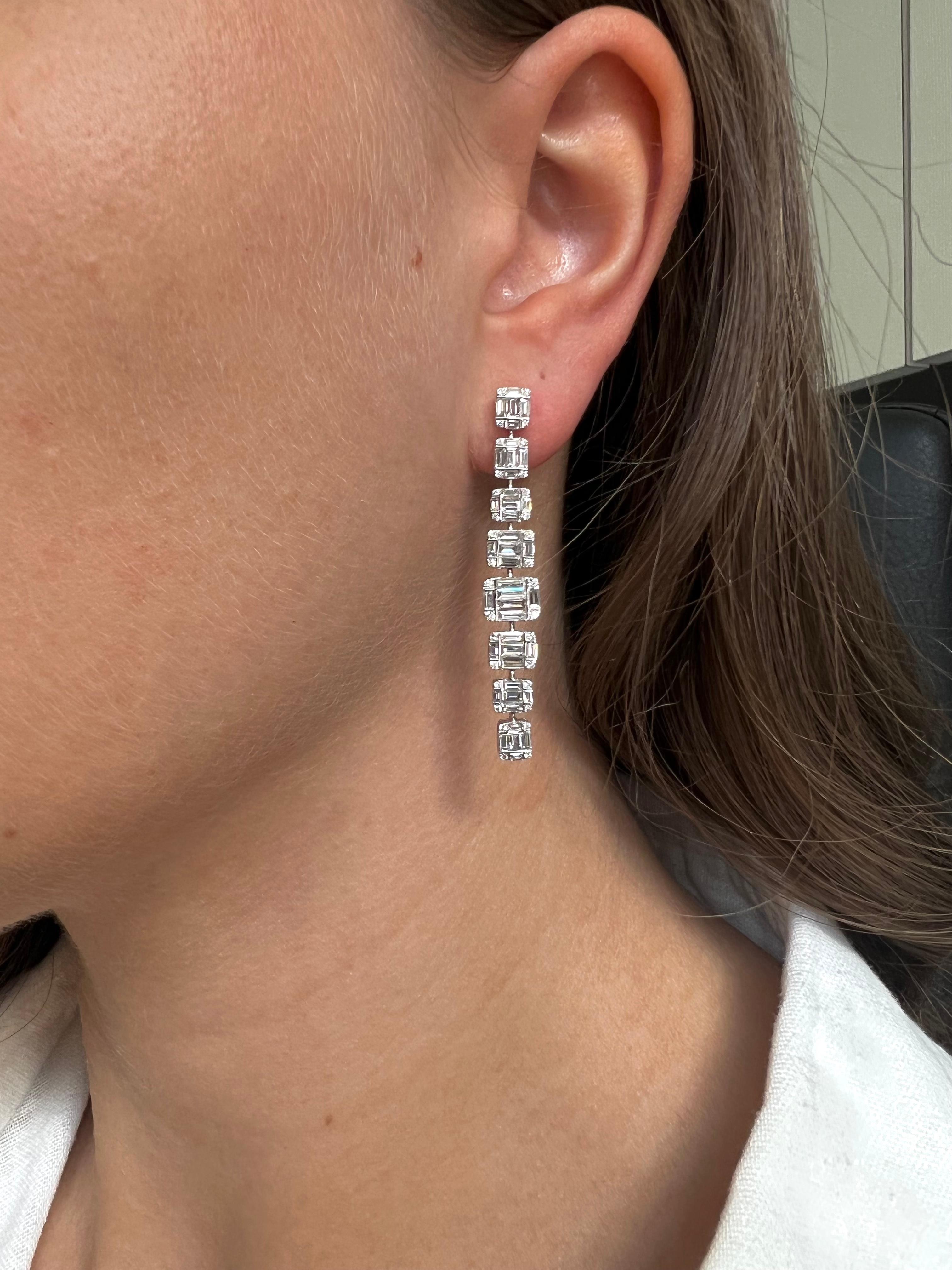 Women's Natural Diamonds 2.65 carats 18KT White Gold Statement Dangler Earrings For Sale