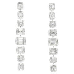 Boucles d'oreilles pendantes en or blanc 18 carats à 8 grappes en forme de baguette E01293