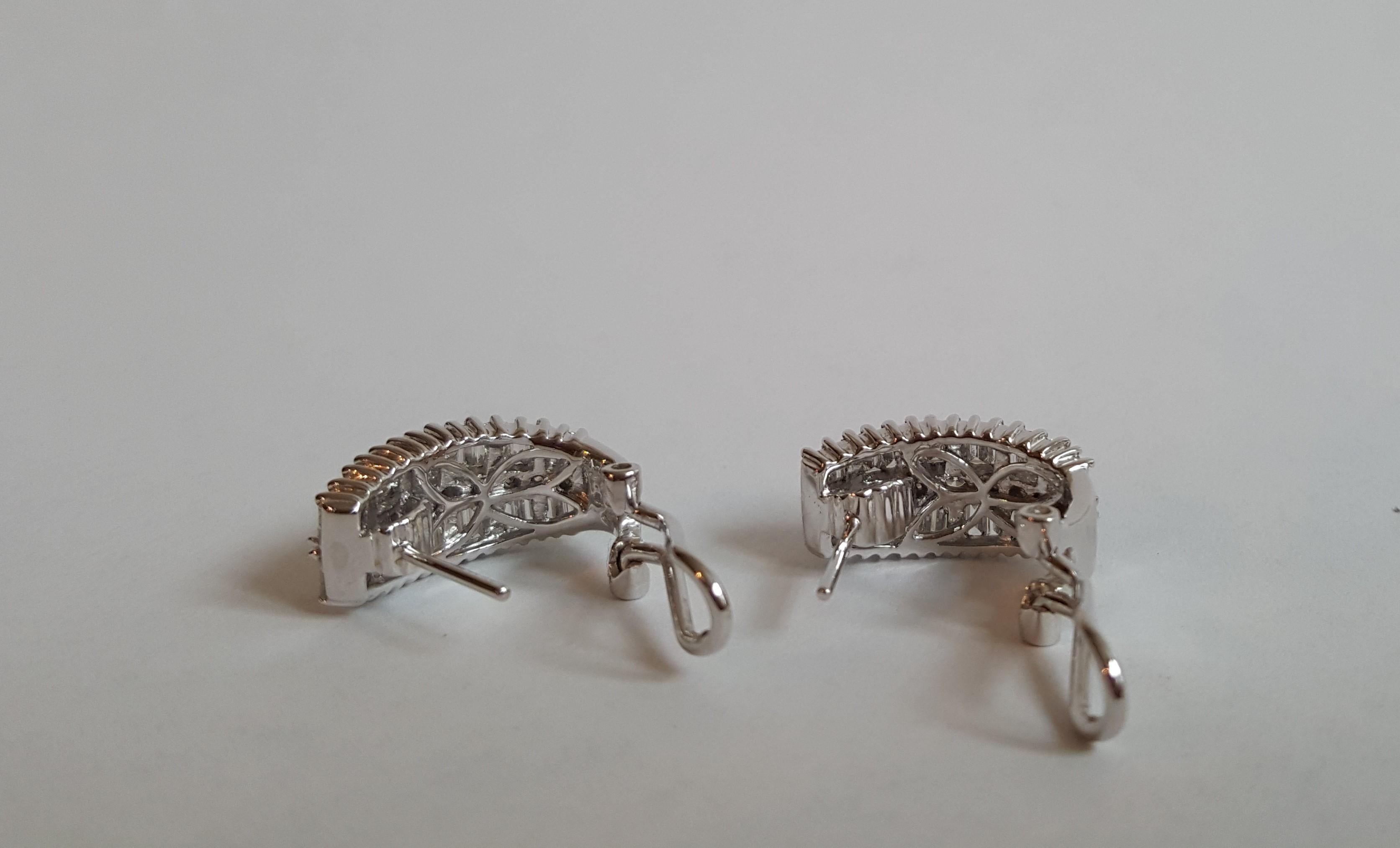 Moderno Orecchini in oro bianco 18kt con diamanti tondi brillanti a baguette, mezzo cerchio, 2,50 cttw in vendita