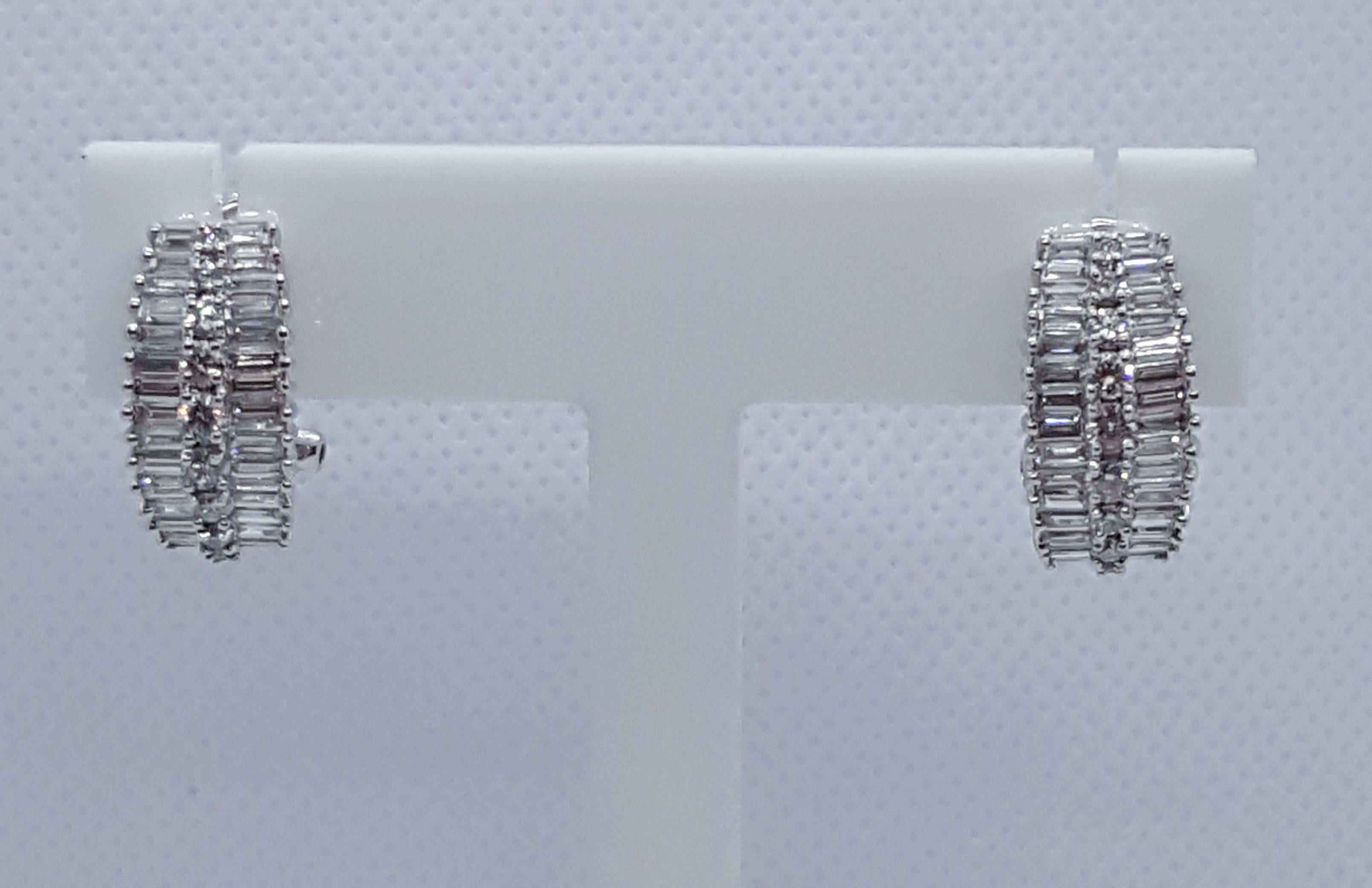 Donna Orecchini in oro bianco 18kt con diamanti tondi brillanti a baguette, mezzo cerchio, 2,50 cttw in vendita