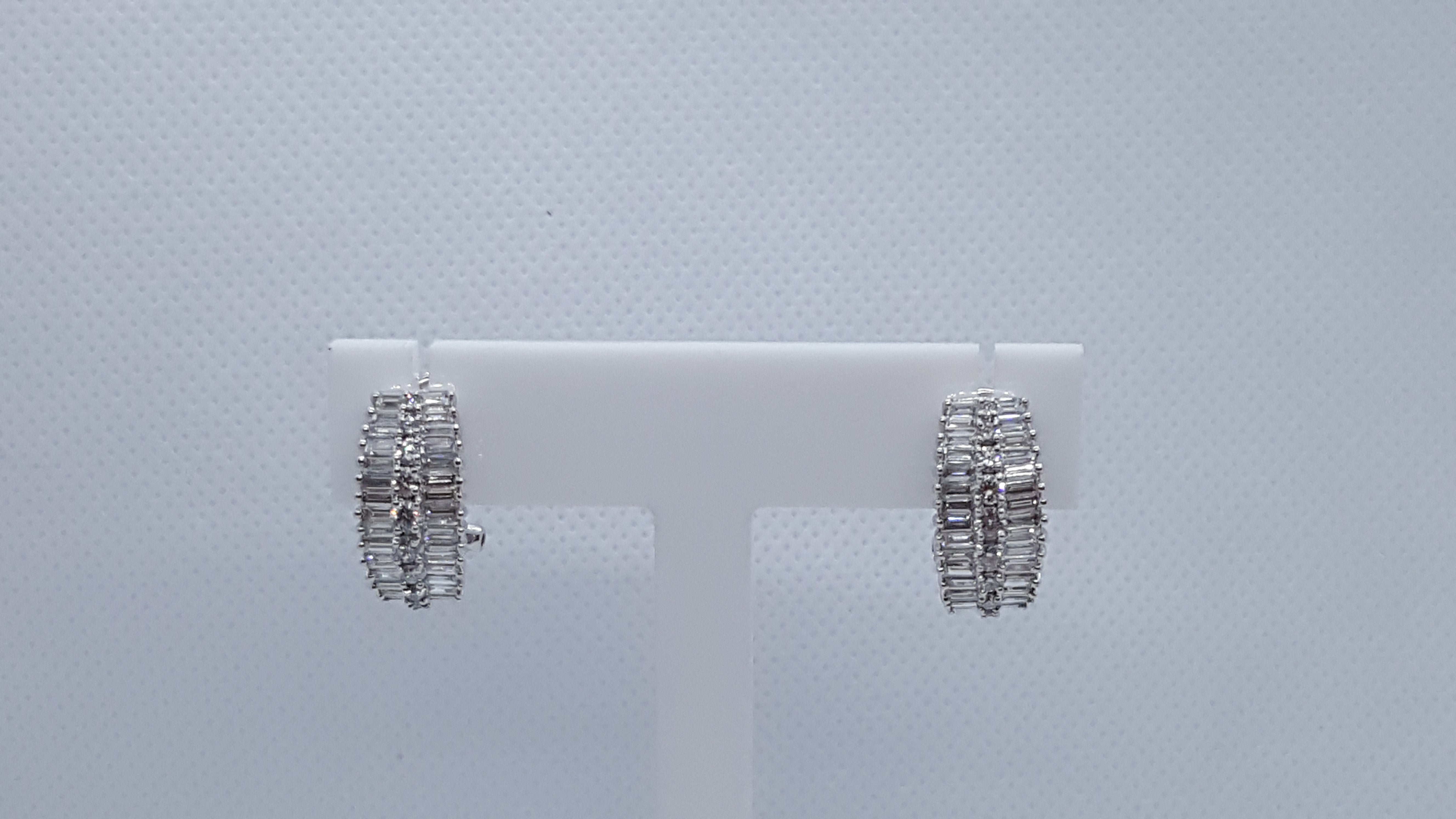 Boucles d'oreilles en or blanc 18 carats avec diamants ronds et baguettes, demi-cercle, 2,50 carats poids total