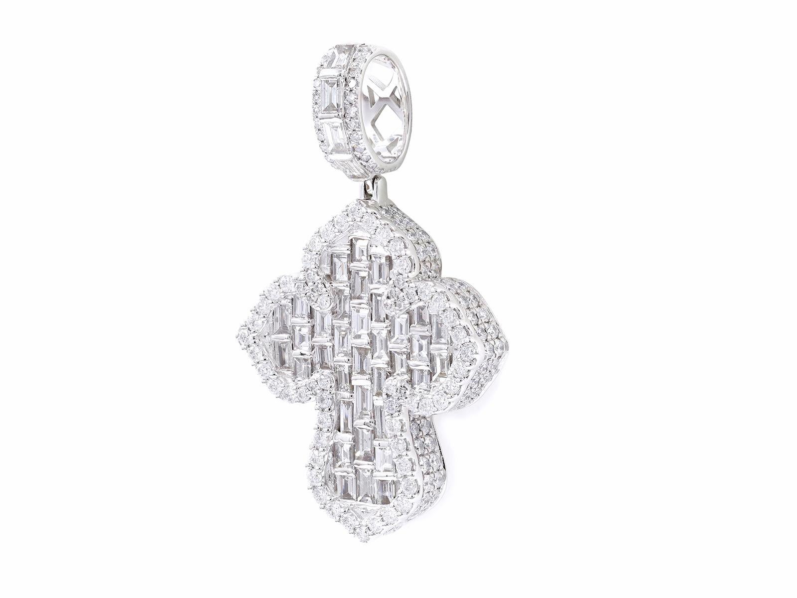 Dieser atemberaubende Anhänger aus 18-karätigem Weißgold zeigt ein elegantes, von Blumen inspiriertes Design, das mit präzisionsgefassten Baguette- und runden Diamanten besetzt ist. Das verschlungene Muster strahlt Brillanz aus und ist ein