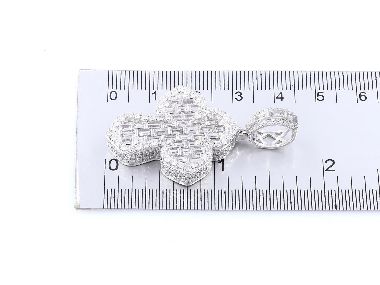 18KT Weißgold Baguette & runder Diamant-Anhänger für Damen oder Herren im Angebot