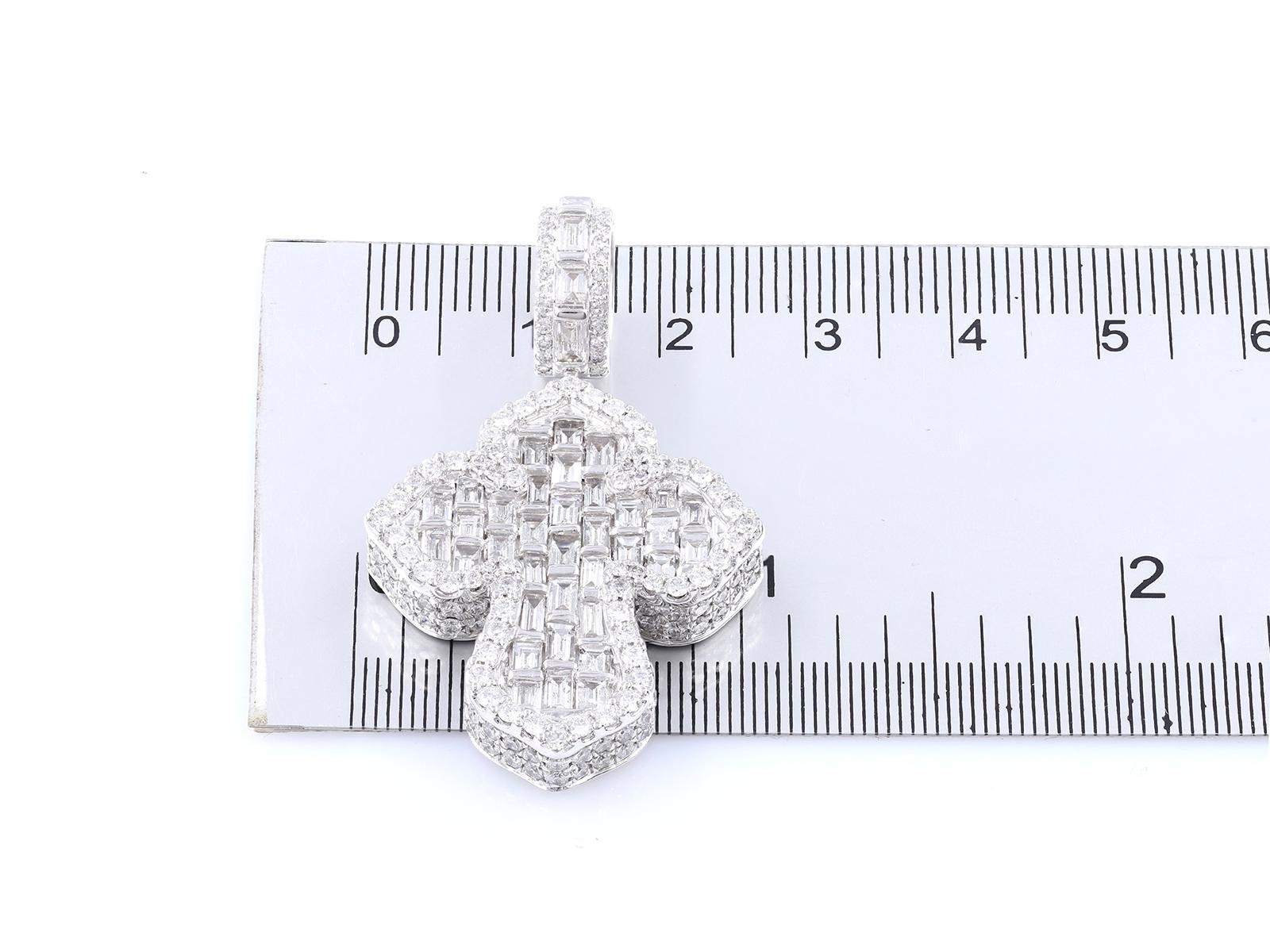 18KT Weißgold Baguette & runder Diamant-Anhänger im Angebot 1