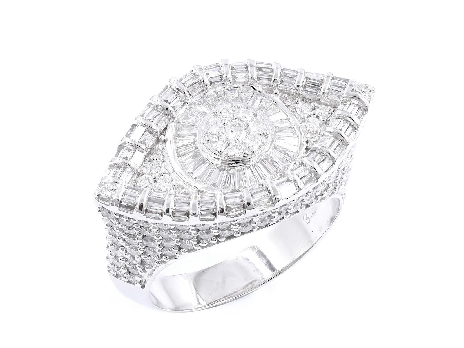 Dieser exquisite Ring aus 18-karätigem Weißgold besticht durch sein vom Art déco inspiriertes Design, das mit einer komplizierten Anordnung von Baguette- und runden Diamanten besetzt ist. Das kühne geometrische Muster strahlt Brillanz aus und macht