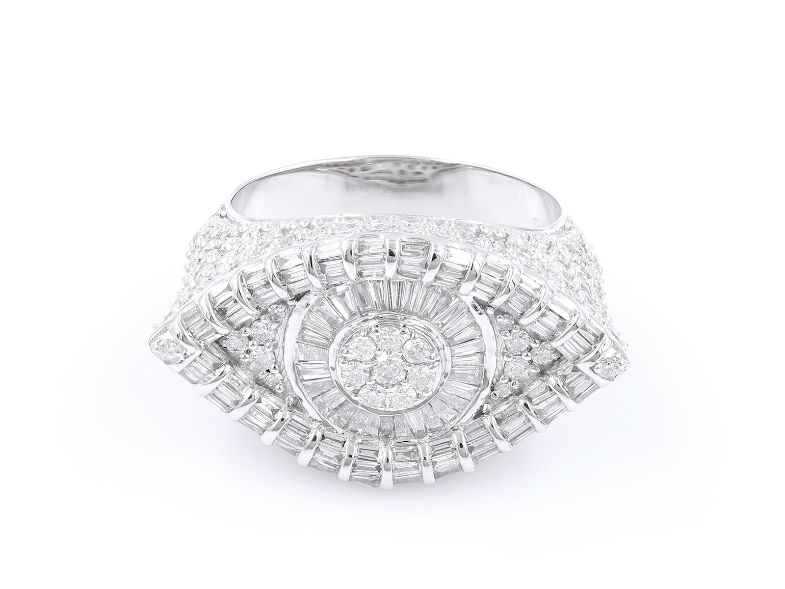 18KT Weißgold Baguette & runder Diamant Statement Ring (Art déco) im Angebot