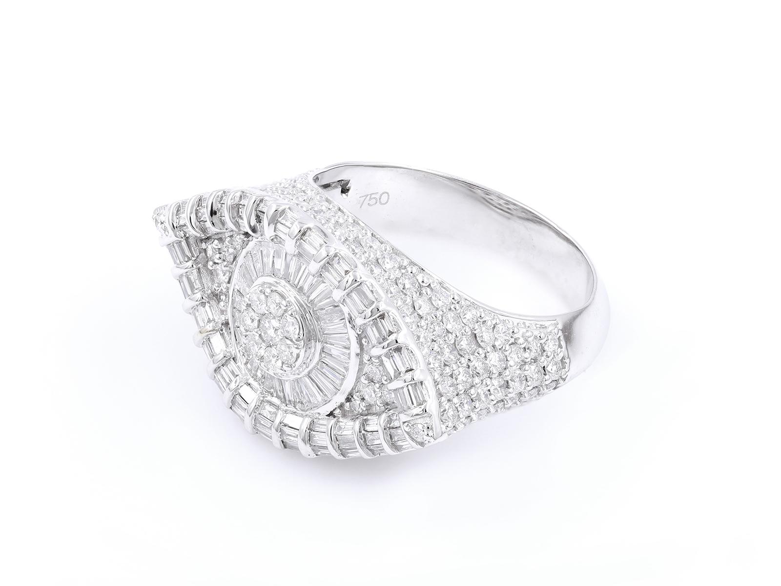 18KT Weißgold Baguette & runder Diamant Statement Ring (Baguetteschliff) im Angebot