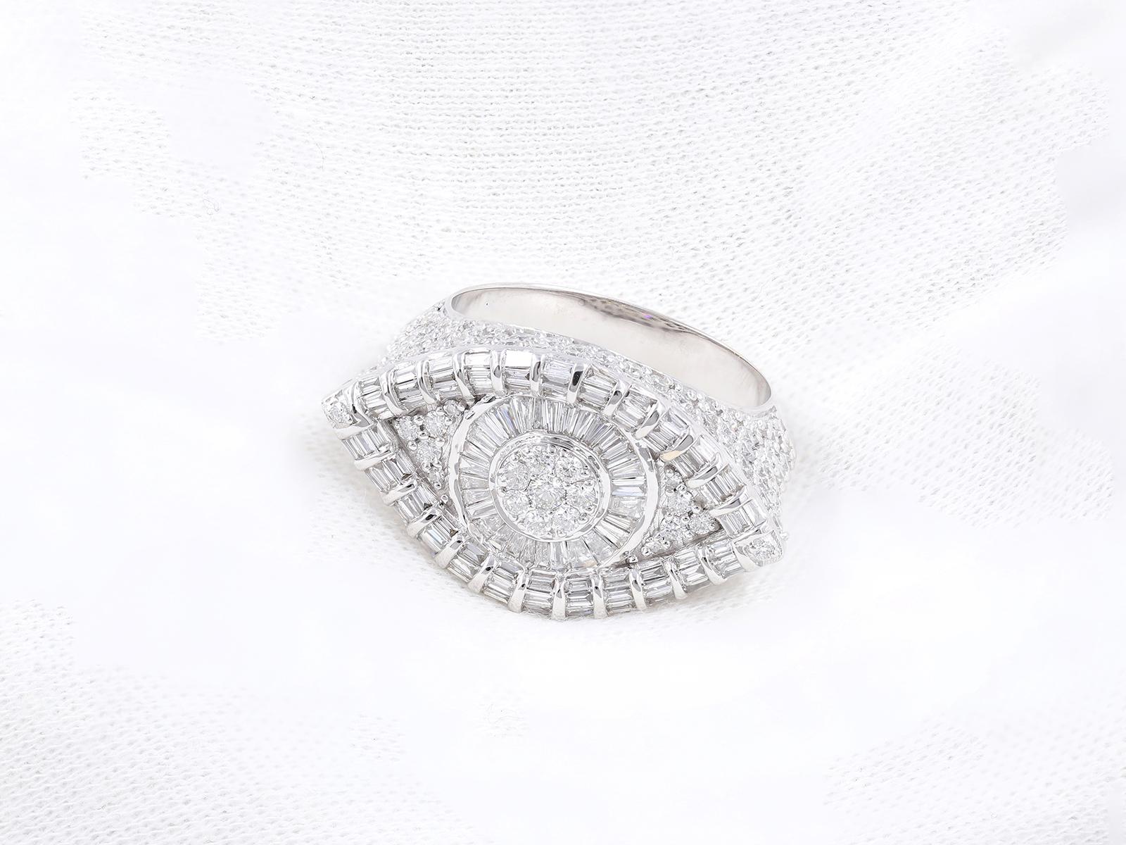 18KT Weißgold Baguette & runder Diamant Statement Ring im Angebot 1